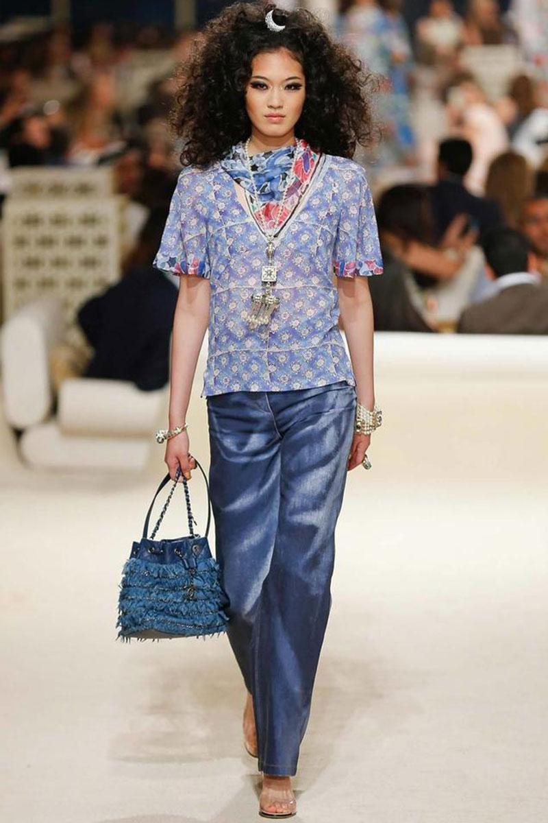 Chanel Kordelzug Bucket Cruise 2015 Tweed Fransen & Lammfell Mini Blaue Denim Tasche für Damen oder Herren im Angebot