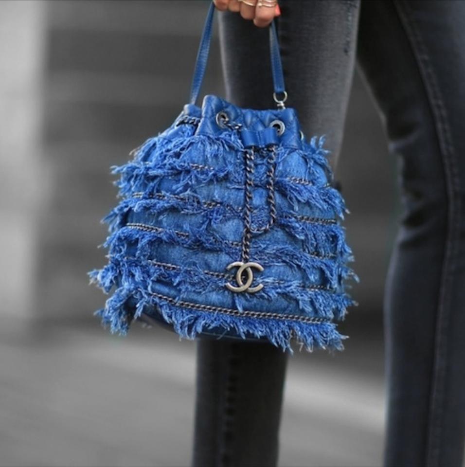 Mini sac seau à cordon en tweed à franges et en cuir d'agneau bleu Chanel Cruise 2015 en vente 3
