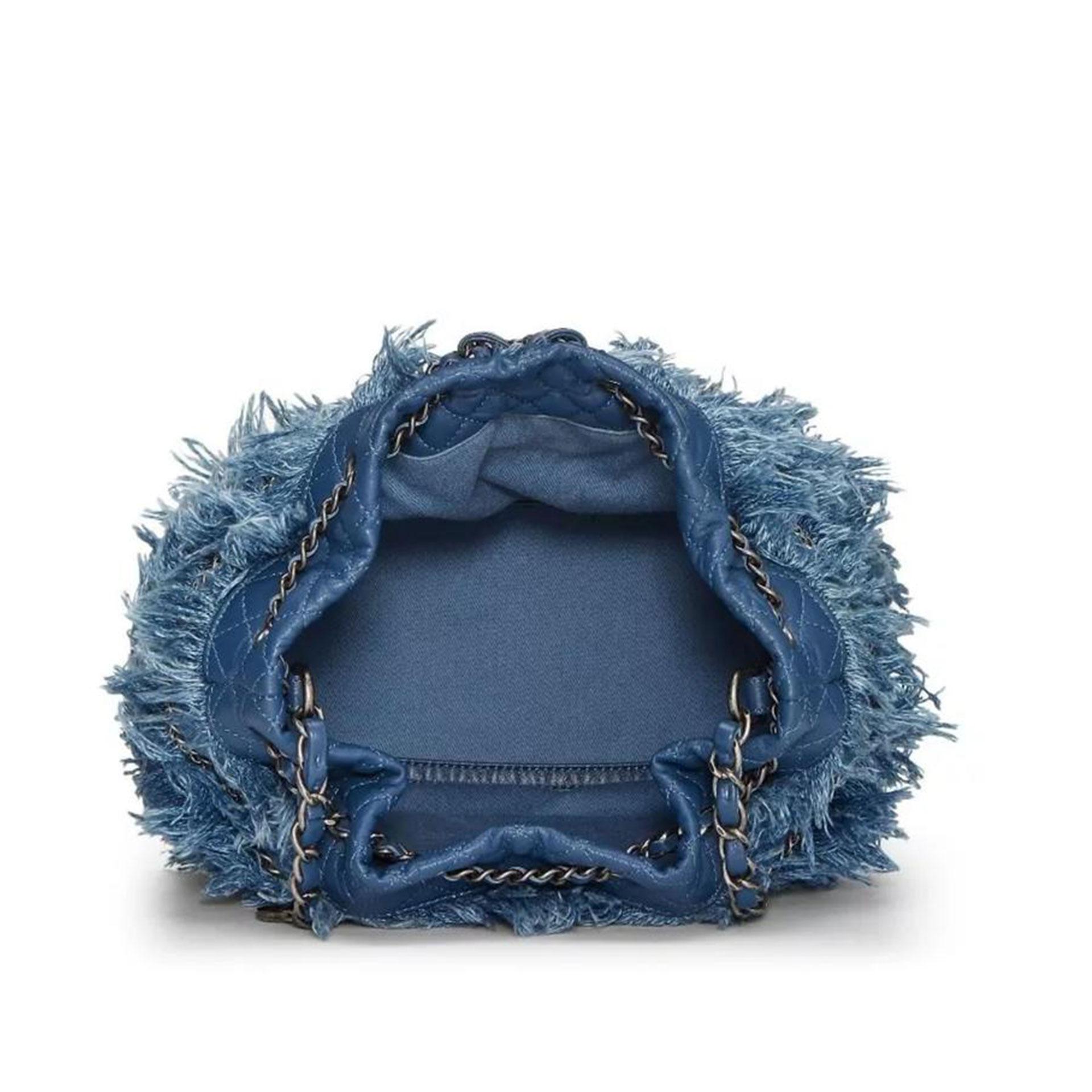 Mini sac seau à cordon en tweed à franges et en cuir d'agneau bleu Chanel Cruise 2015 en vente 5