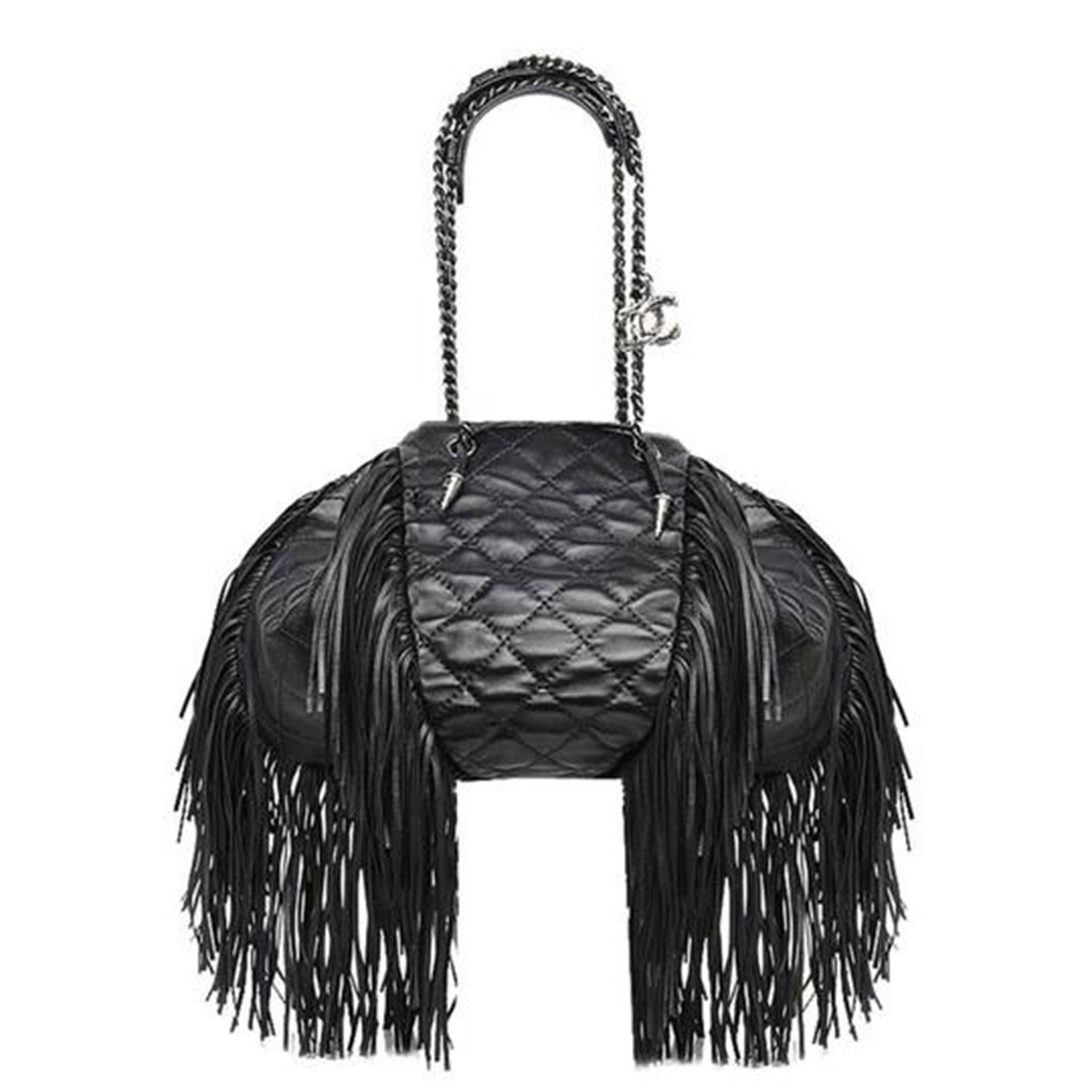 Noir Chanel 2014 Dallas Drawstring Bucket Quilted Rare Fringe Lambskin Leather Bag en vente