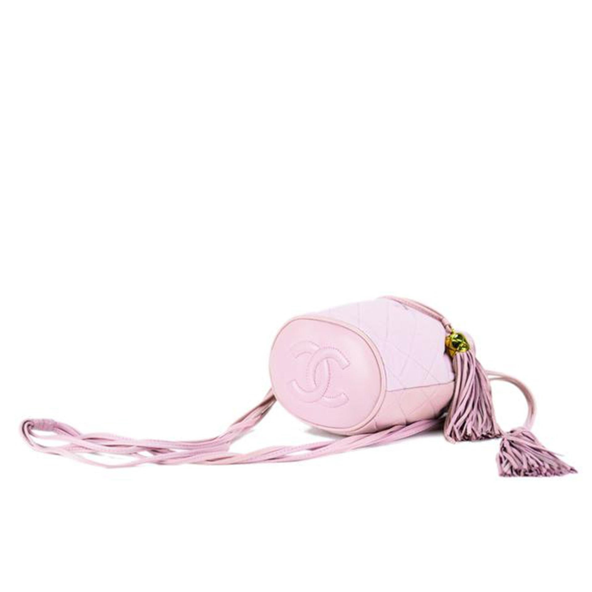 Chanel Drawstring Bucket Quilted Two Tone Light Pink Lambskin Leather Hobo Bag In Good Condition For Sale In Miami, FL