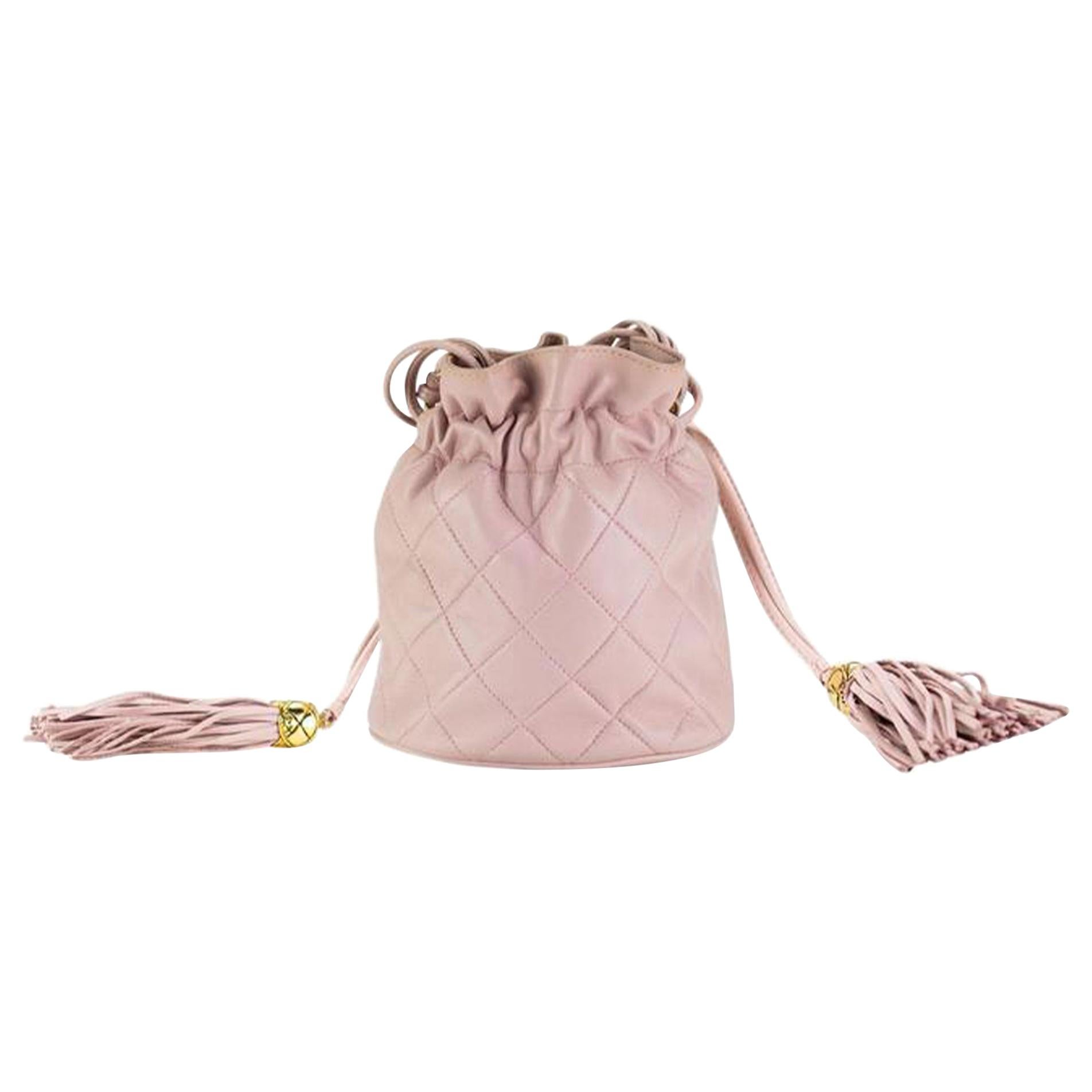 Chanel Chanel Drawstring Bucket gesteppte zweifarbige hellrosa Lammfell Leder Hobo Tasche (Beige) im Angebot