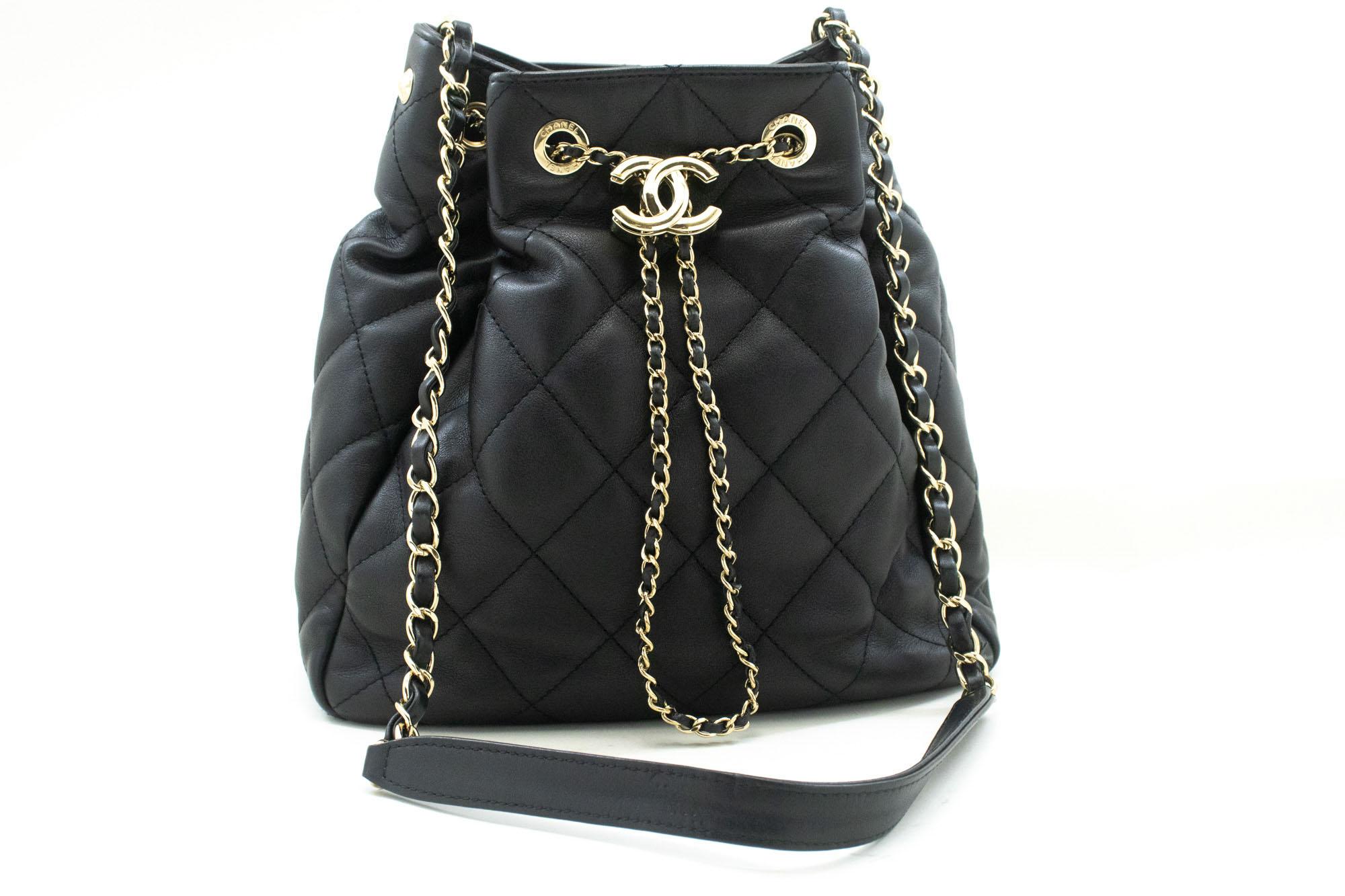 An authentic CHANEL Drawstring Chain Shoulder Bag Black Quilted made of black Lambskin Purse. The color is Black. The outside material is Leather. The pattern is Solid. This item is Contemporary. The year of manufacture would be 2019.
Conditions &