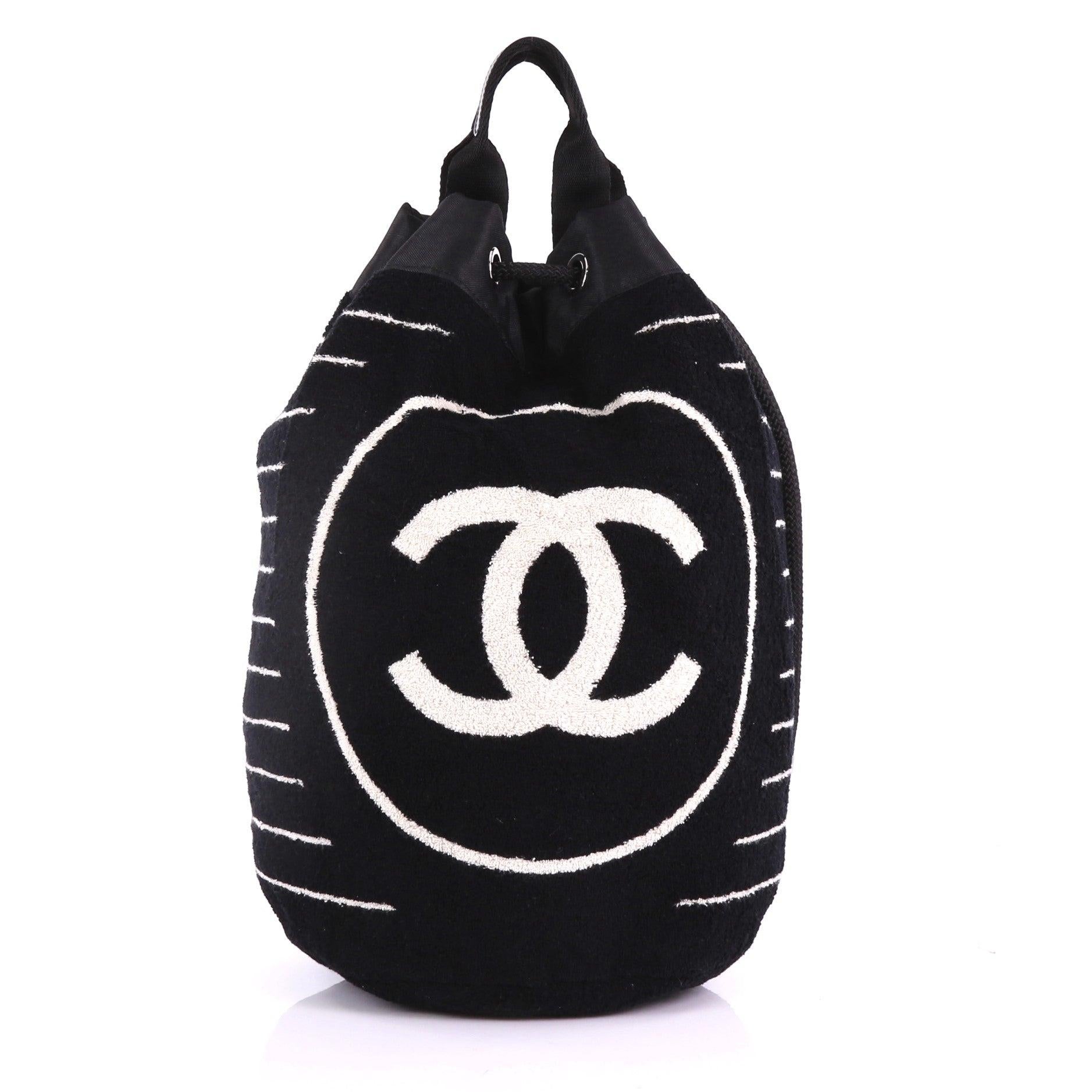 Chanel Fourre-tout de plage rayé bleu marine foncé avec cordon de serrage en vente 7