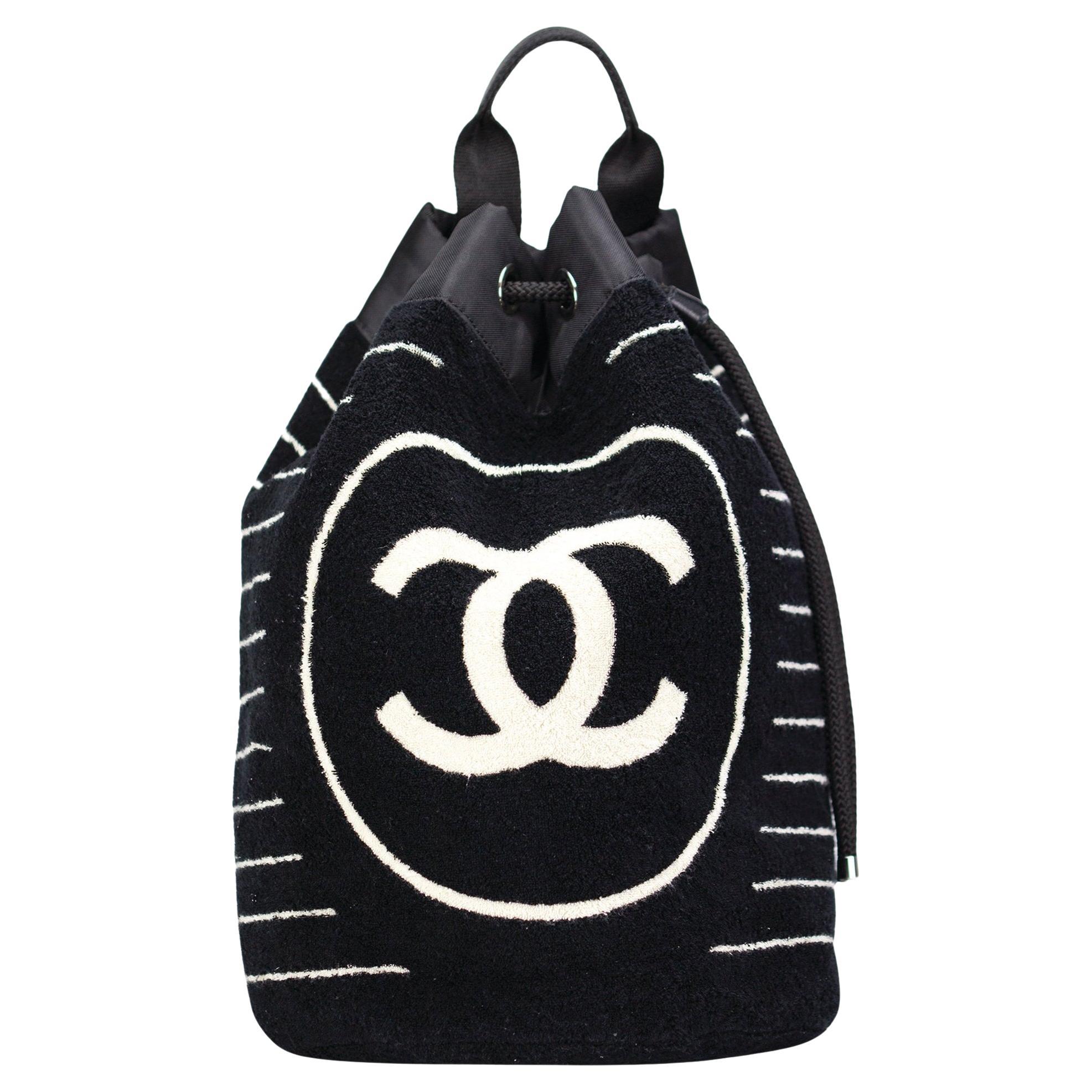 Chanel Fourre-tout de plage rayé bleu marine foncé avec cordon de serrage en vente
