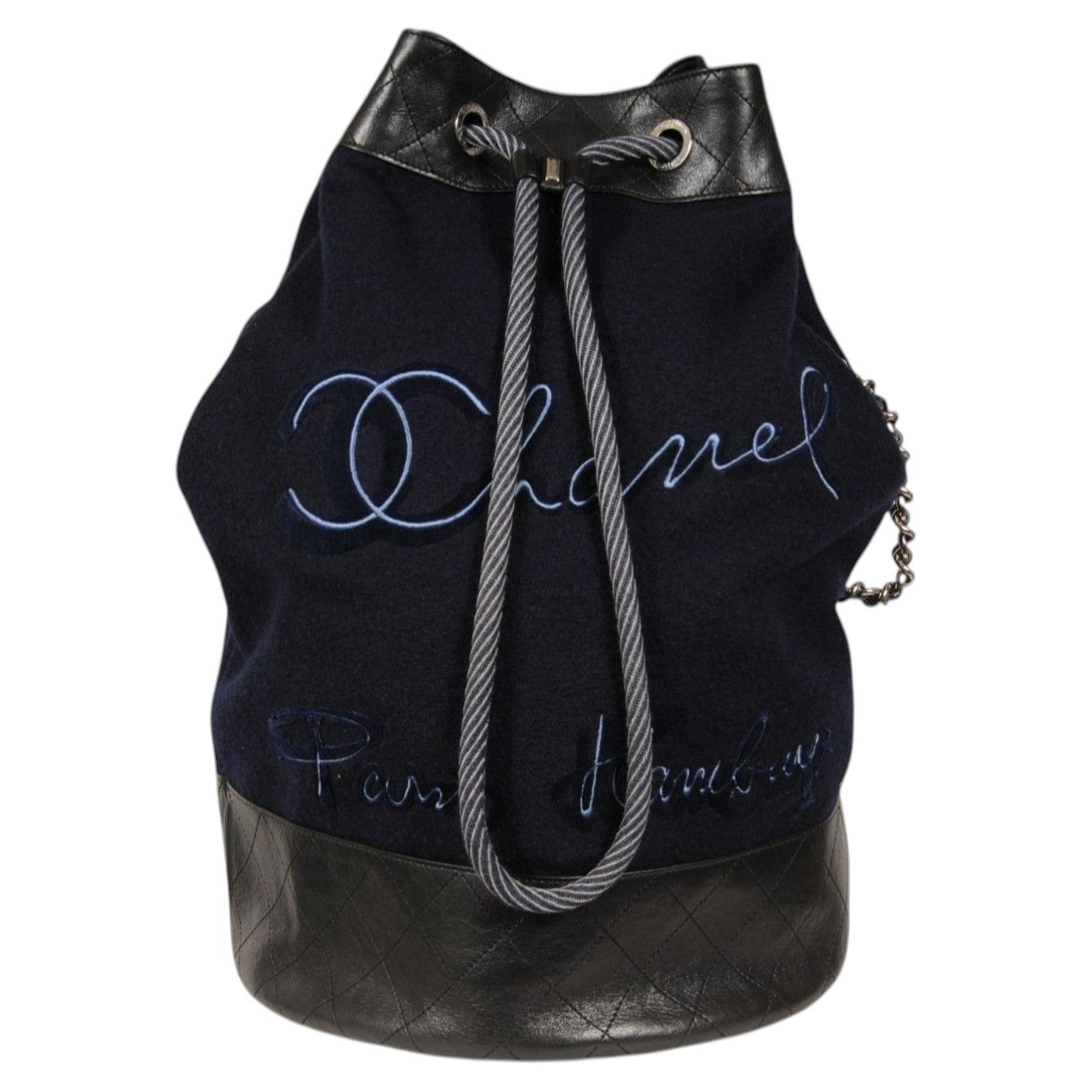 Chanel Drawstring Sling Backpack Wool Navy Schwarz Leder Travel Carry On Duffle im Angebot
