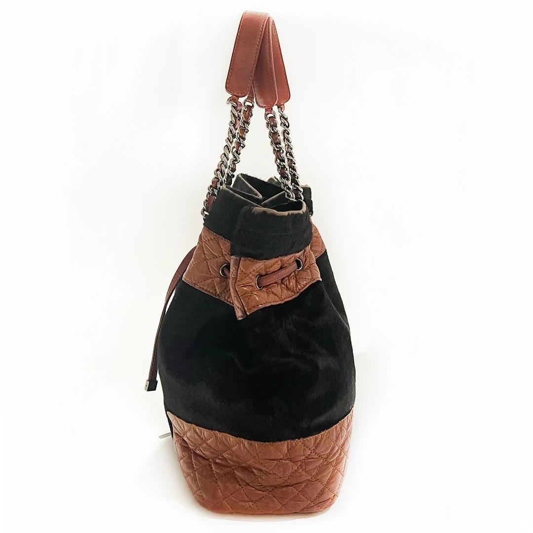 Chanel Drawstring Tote Handbag In Good Condition In Los Angeles, CA