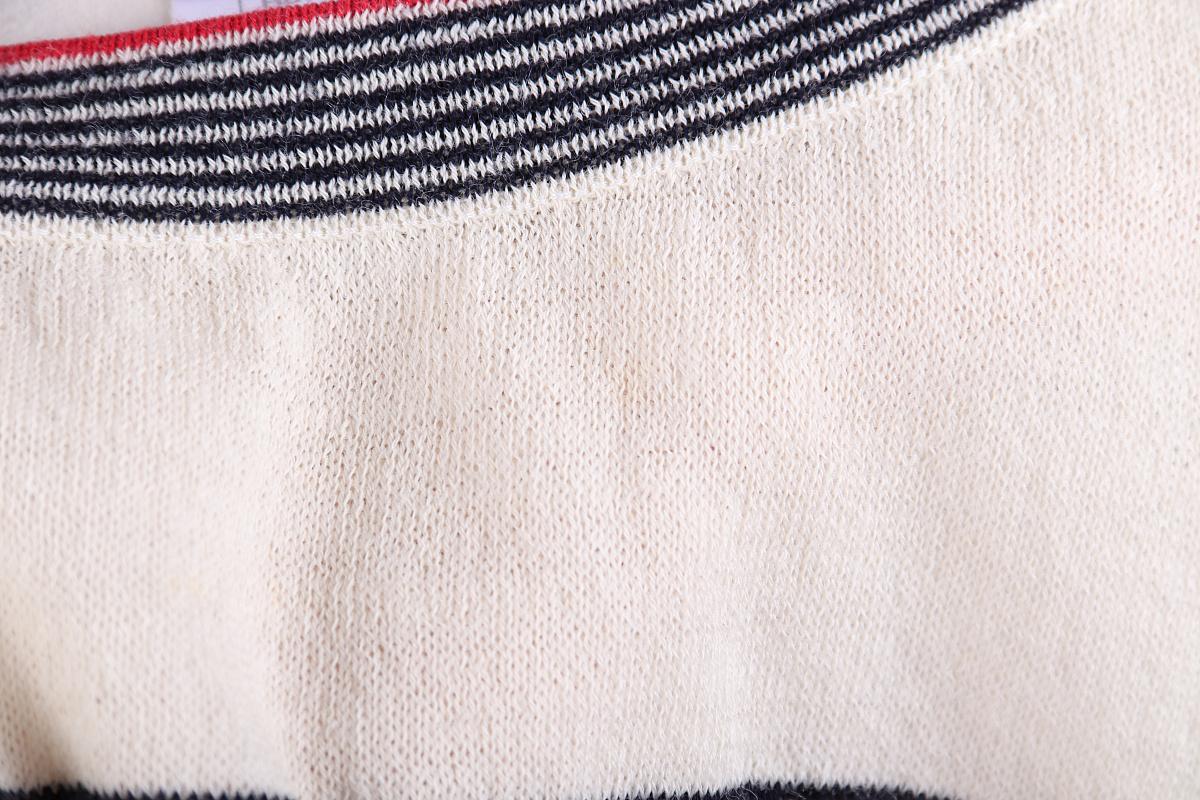 Elegantes Chanel Kleid und Strickjacke Set zu verkaufen

Dieses luxuriöse und stilvolle Chanel-Set ist perfekt für einen raffinierten Look.

Zusammensetzung: Wolle/Kaschmir (feiner, anschmiegsamer Stoff).

Größe: 50 FR (französische Größe