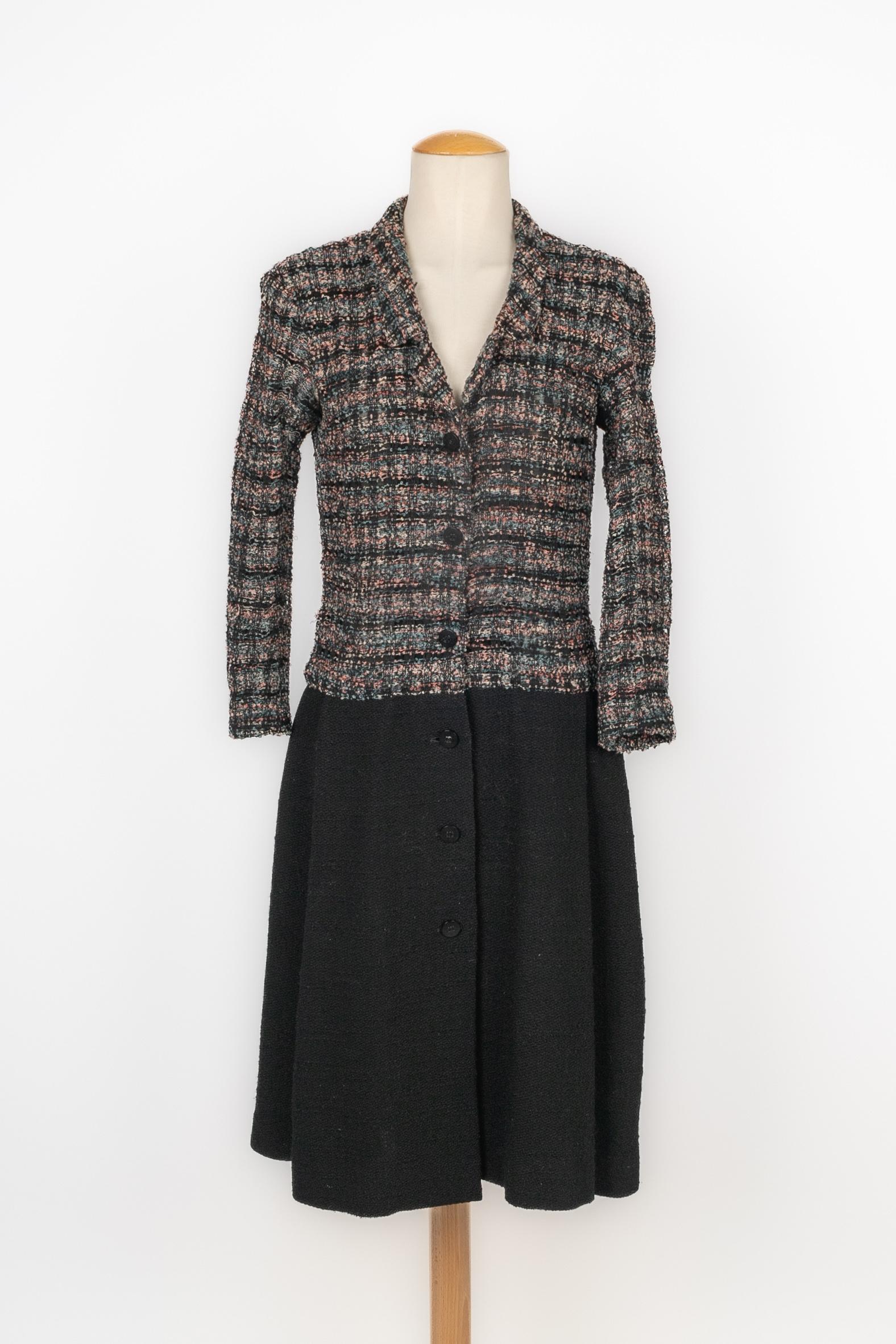 CHANEL - (Fabricado en Francia) Vestido de mezcla de lana. Talla 38FR. Colección Otoño-Invierno 1998 bajo la dirección artística de Karl Lagerfeld.

Estado:
Muy buen estado

Dimensiones:
Anchura de los hombros: 42 cm - Pecho: 40 cm - Cintura: 36 cm