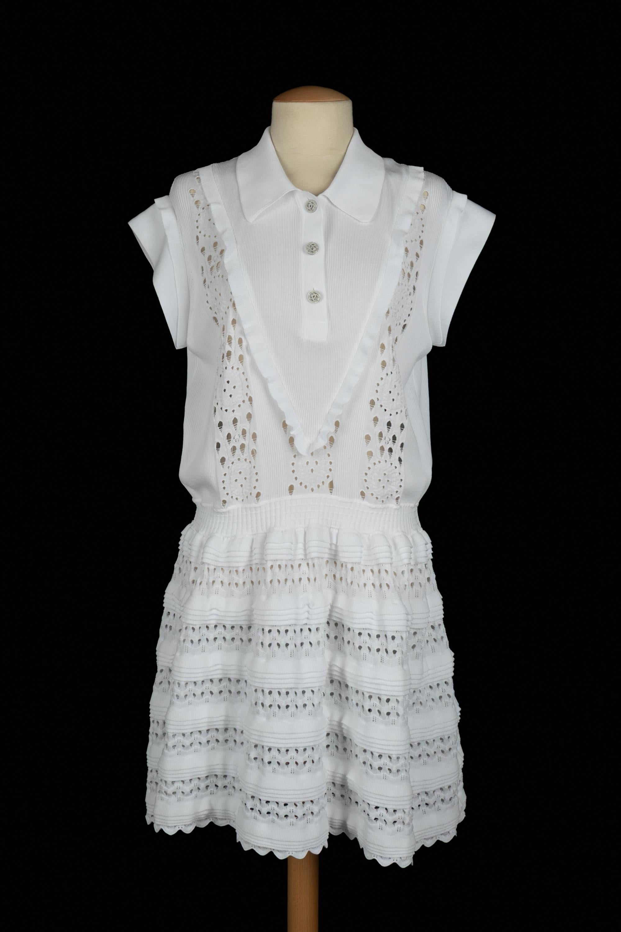 CHANEL - (Made in Italy) Openwork white blended cotton dress with short sleeves. Size 44FR indicated.

Condition:
Very good condition

Dimensions:
Shoulder width: 45 cm - Chest: 55 cm - Waist: 45 cm - Sleeve length: 13 cm - Length: 93 cm

SKU:VR504