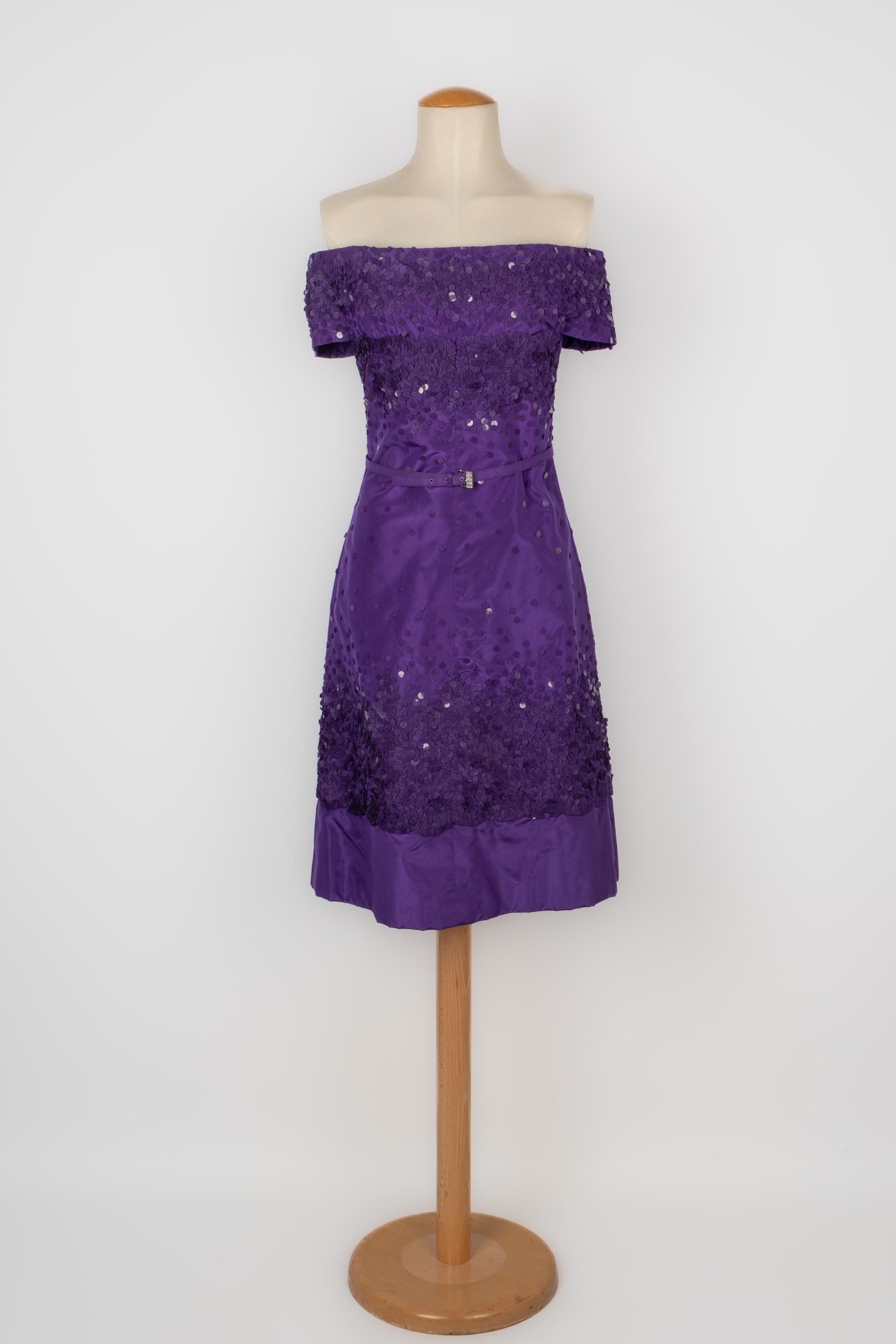 CHANEL - (Made in France) Sequined purple taffeta dress. 1998 Haute Couture Collection under the direction of Karl Lagerfeld.

Condition:
Very good condition

Dimensions:
Chest: 37 cm - Waist: 33 cm - Length: 86 cm

SKU:VR316