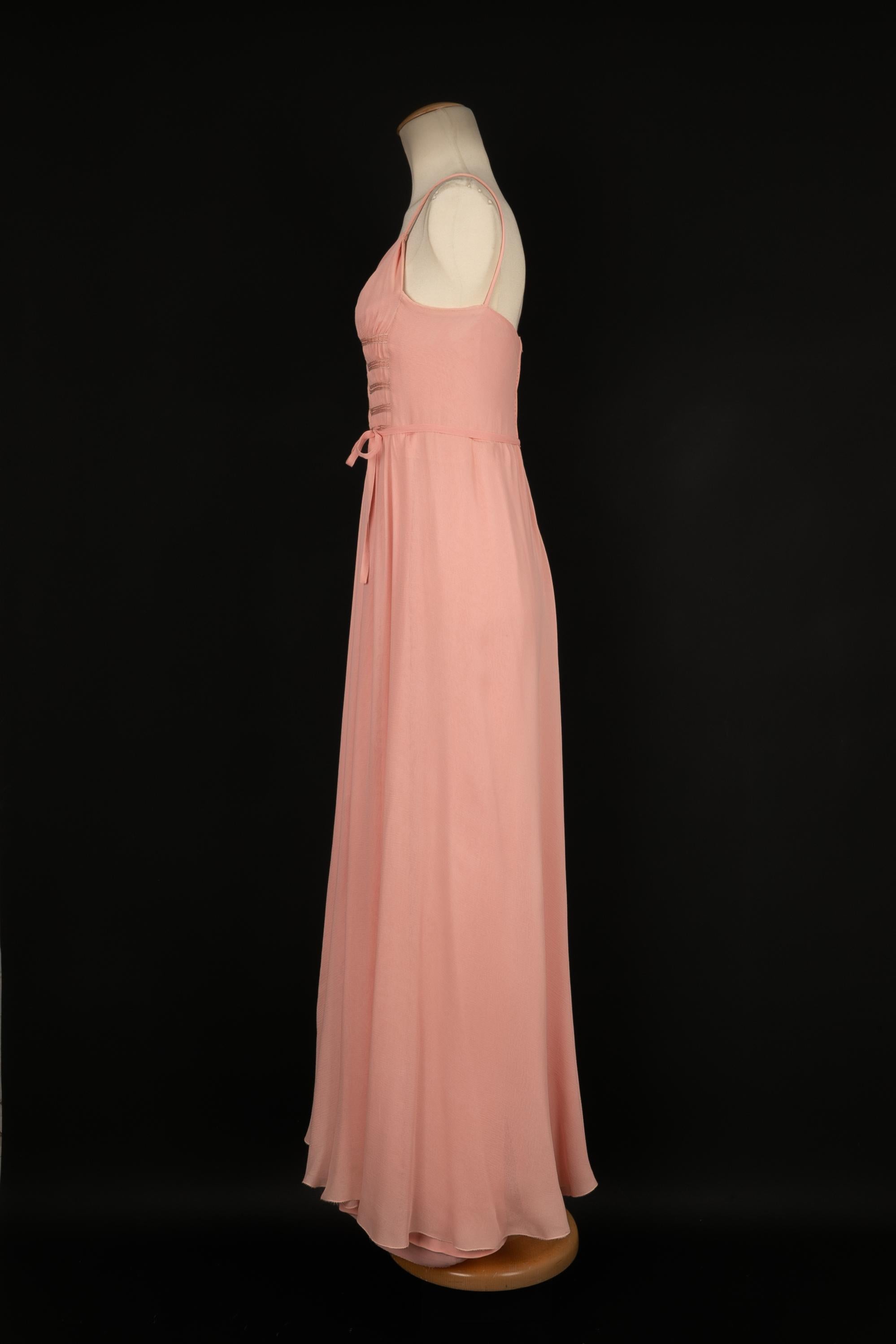 CHANEL - (Made in France) Strap dress made of pink silk muslin crepe. 1981 Spring-Summer Collection. No size nor composition label, it fits a 36FR. Piece sold with a certificate of conformity.

Condition:
Very good condition

Dimensions:
Chest: 48
