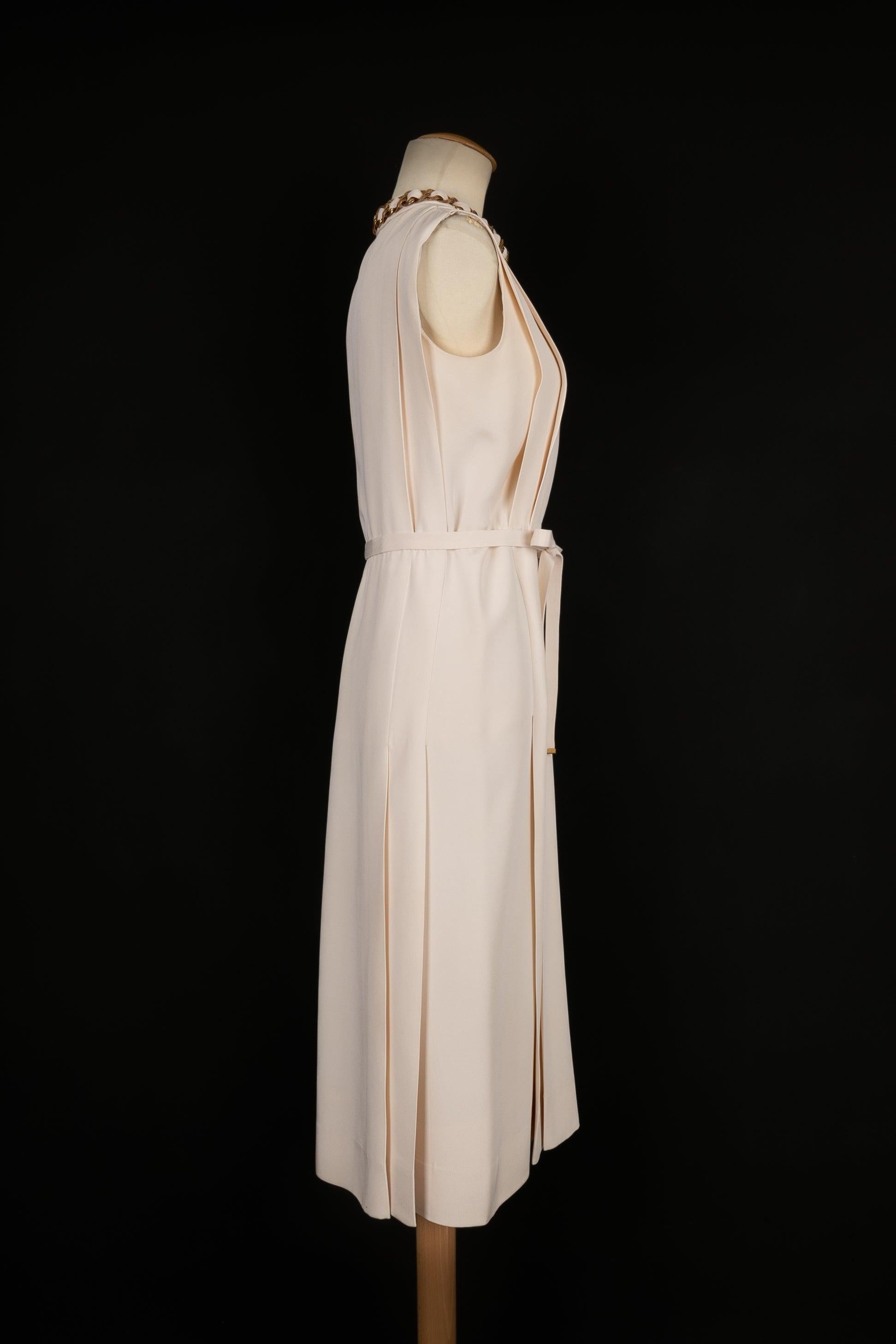 Chanel - (Made in France) Abito senza maniche in seta bianco sporco con colletto a catena intrecciato. Non c'è un'etichetta che indichi la taglia o la composizione, ma si adatta a una 36FR. 1978 circa Collezione Haute Couture.

Informazioni