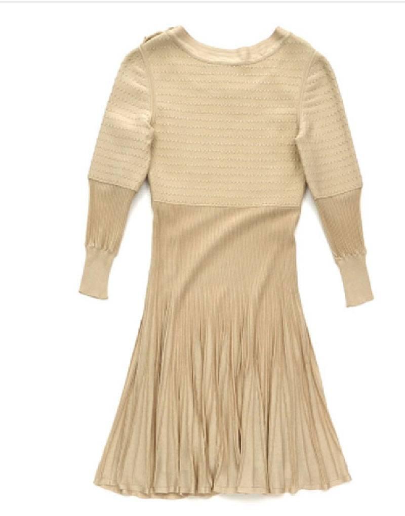 Chanel dress in beige viscose and stretch silk. It comes from the Cruise Collection 2009. Size 34FR

Three lovely beige enamelled camellia buttons are on the left shoulder.

 Dimensions: Length: 89 cm, sleeve length: 47 cm, width under the armpits: