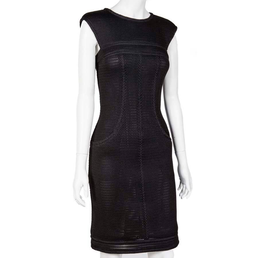 CHANEL black dress in polyamide, extensible material. Size 36 FR. Recent collection. 2 pockets at the front. 

The lining is in black silk.

In very good condition.

Dimensions: shoulder drooping: 40 cm. waist 36 cm, height 96 cm.

Will be delivered
