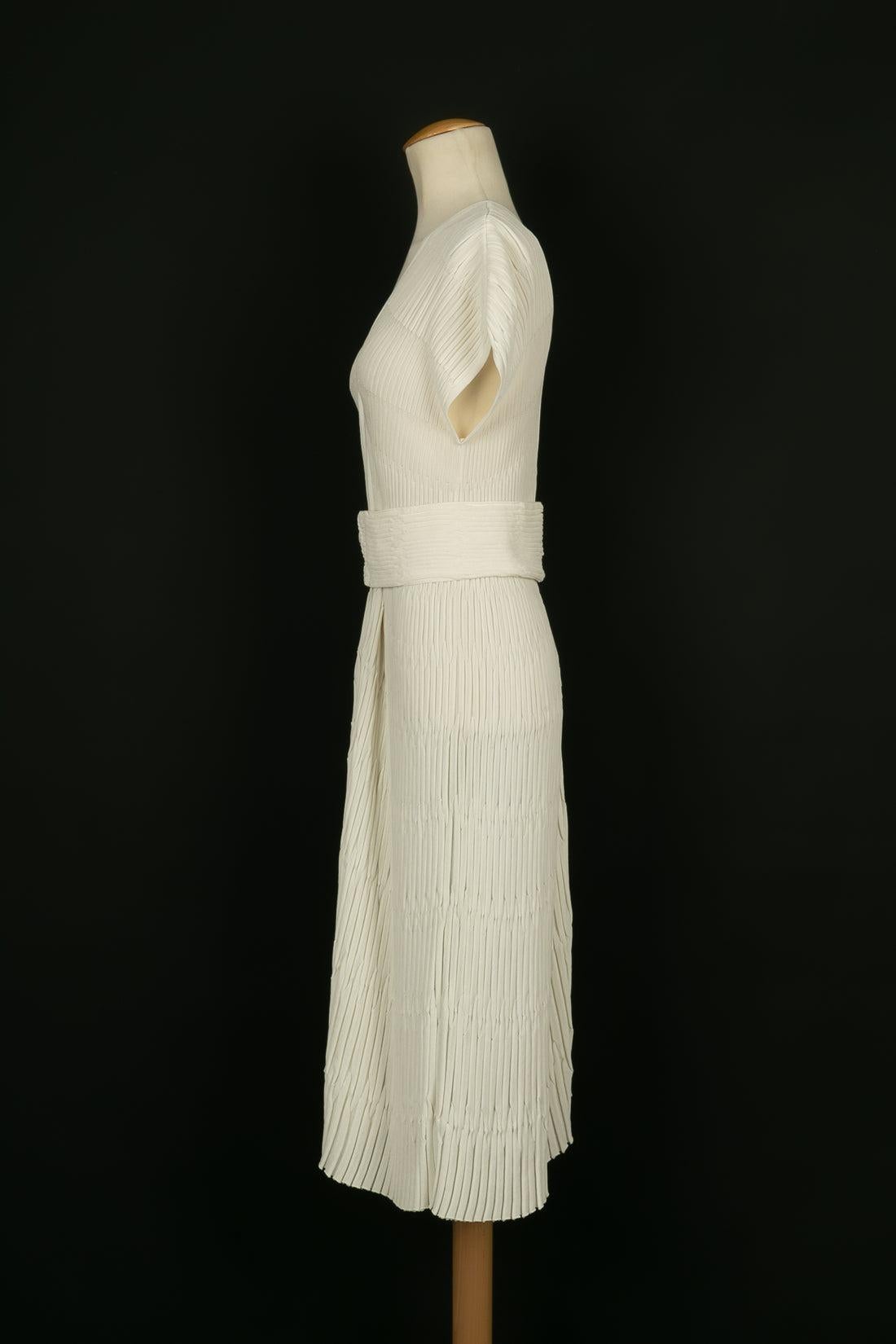 Chanel - (Made in France) Kleid aus weißer Baumwollmischung, Reißverschluss aus versilbertem Metall. Angegebene Größe 40FR.

Zusätzliche Informationen:
Zustand: Sehr guter Zustand
Abmessungen: Länge: 115 cm

Sellers Referenz: VR91