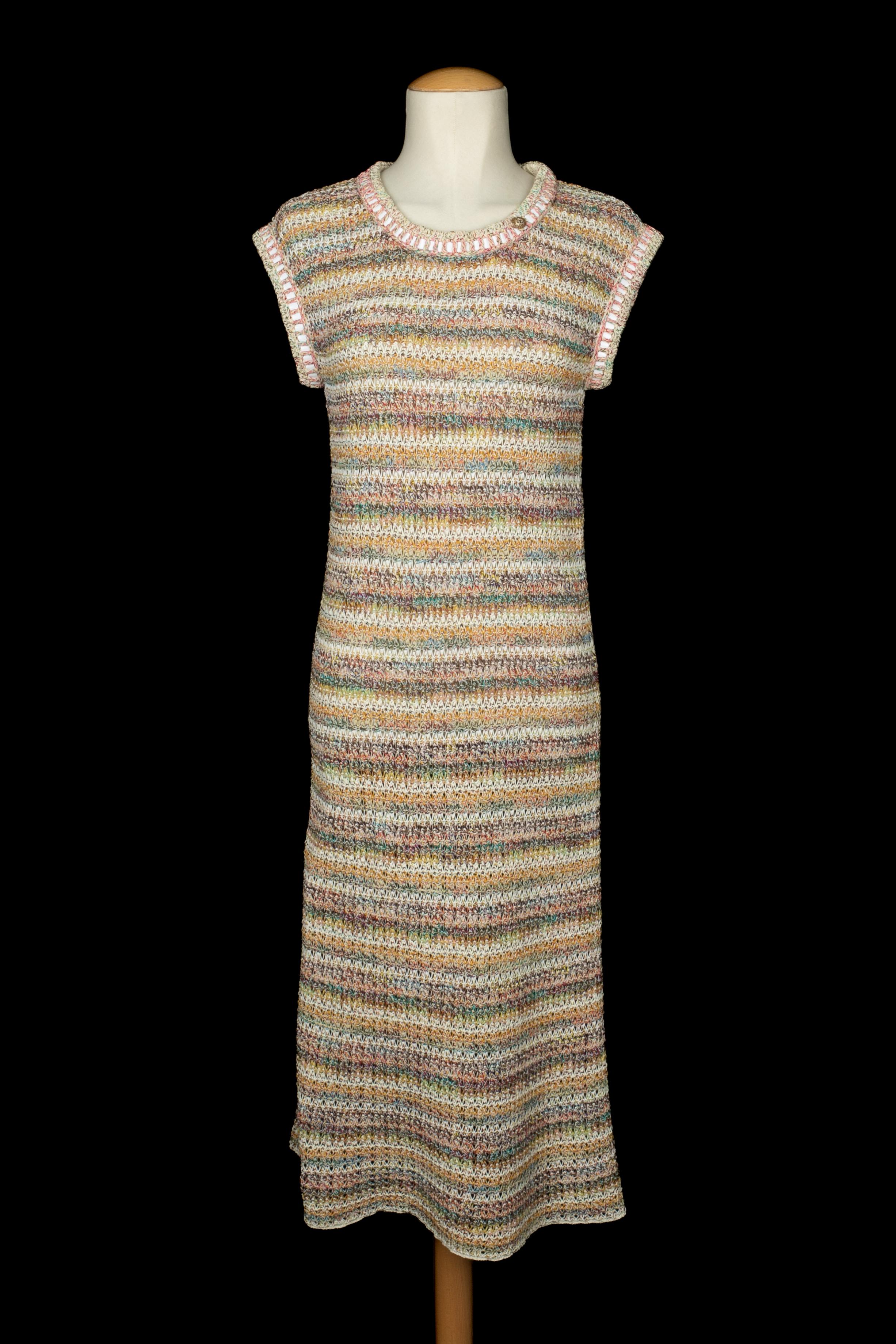 CHANEL - (Made in Italy) Long sleeveless Multicolored crochet dress. Size 34FR indicated. 2017 Resort Paris-Cuba Collection under the artistic direction of Karl Lagerfeld.

Condition:
Very good condition

Dimensions:
Shoulder width: 44 cm - Chest: