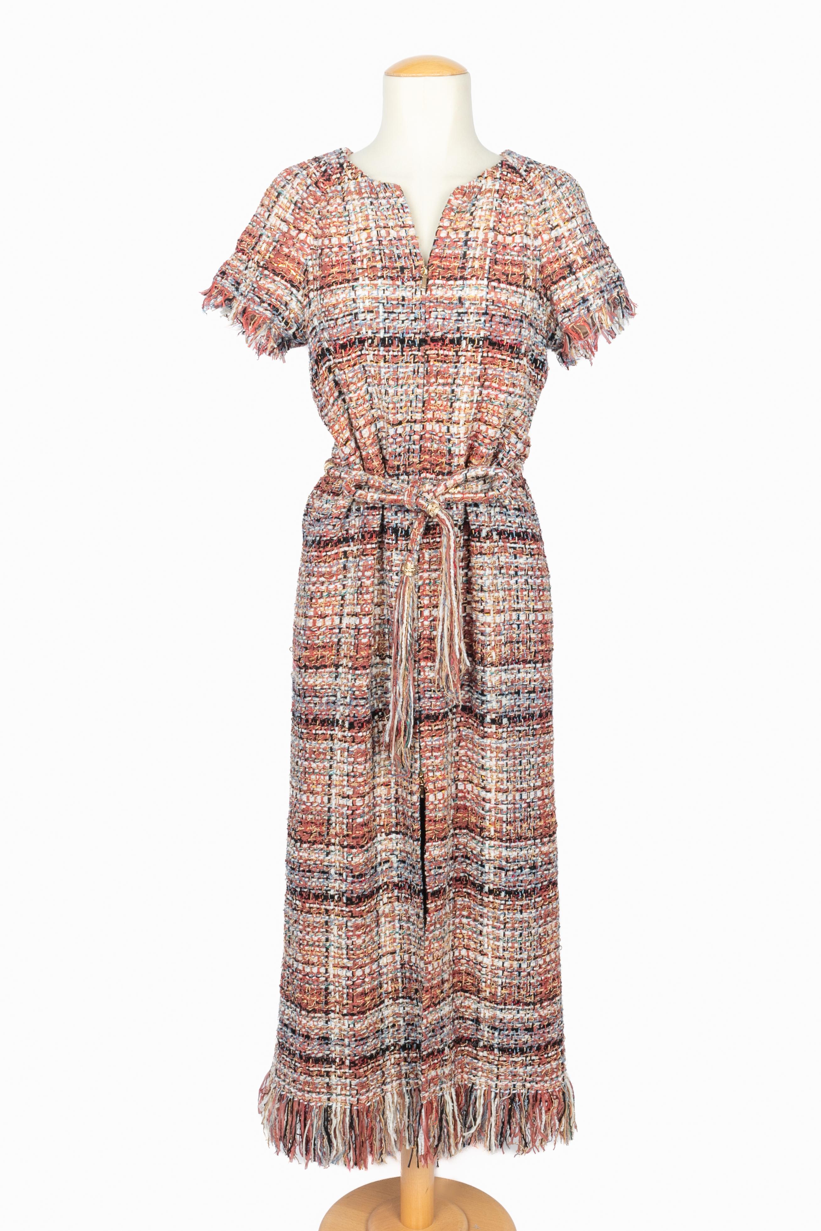 Chanel - (Made in France) Abito a cappotto in tweed multicolore con maniche corte e cintura abbinata. Taglia 38FR indicata. Collezione Resort 2018 sotto la direzione artistica di Karl Lagerfeld.

Condizioni:
Ottime condizioni

Dimensioni:
Larghezza