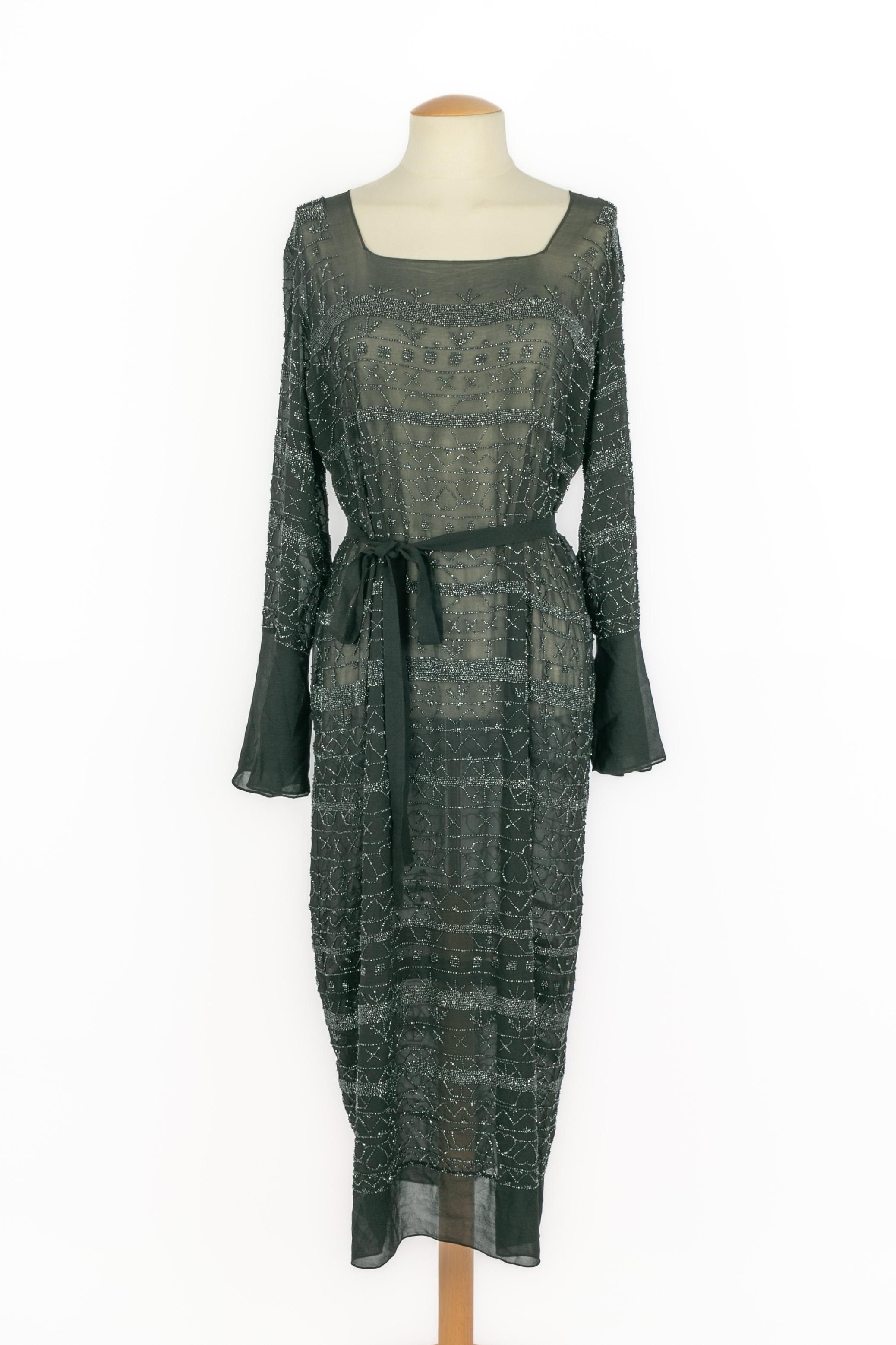 CHANEL - Robe byzantine en crêpe de georgette noire brodée de perles. Aucune taille n'est indiquée, il convient à un 34FR/36FR. 1922 Collectional printemps-été. Label manquant.

Condit :
Très bon état.

Dimensions :
Largeur des épaules : 42 cm -