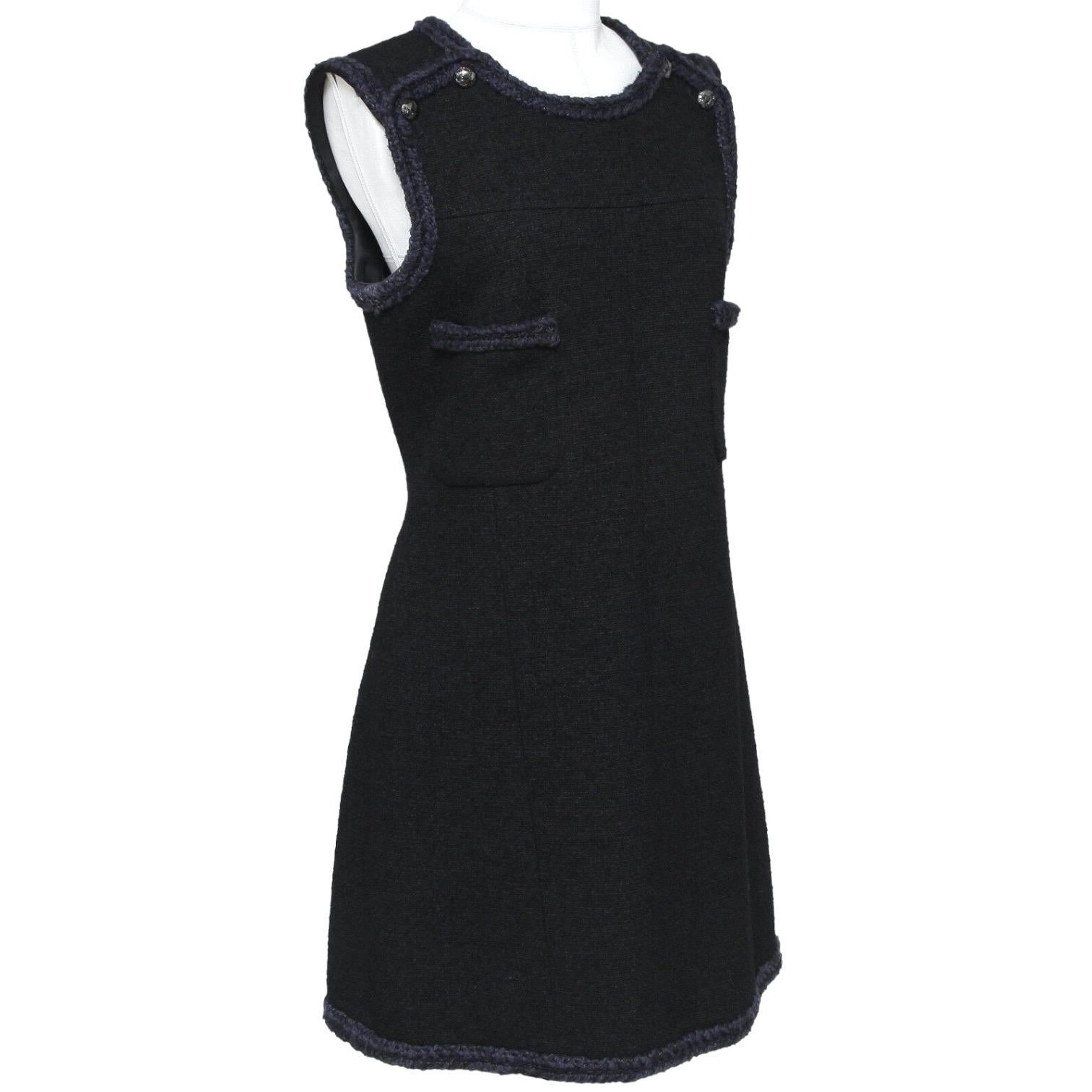 GUARANTEED AUTHENTIC CHANEL 2013 BLACK TWEED SLEEVELESS DRESS
 
Design:
- Classic black tweed sleeveless dress navy braided trim throughout.
- Dual pockets at chest.
- Signature buttons at shoulders.
- Concealed zipper closure at center back.
-