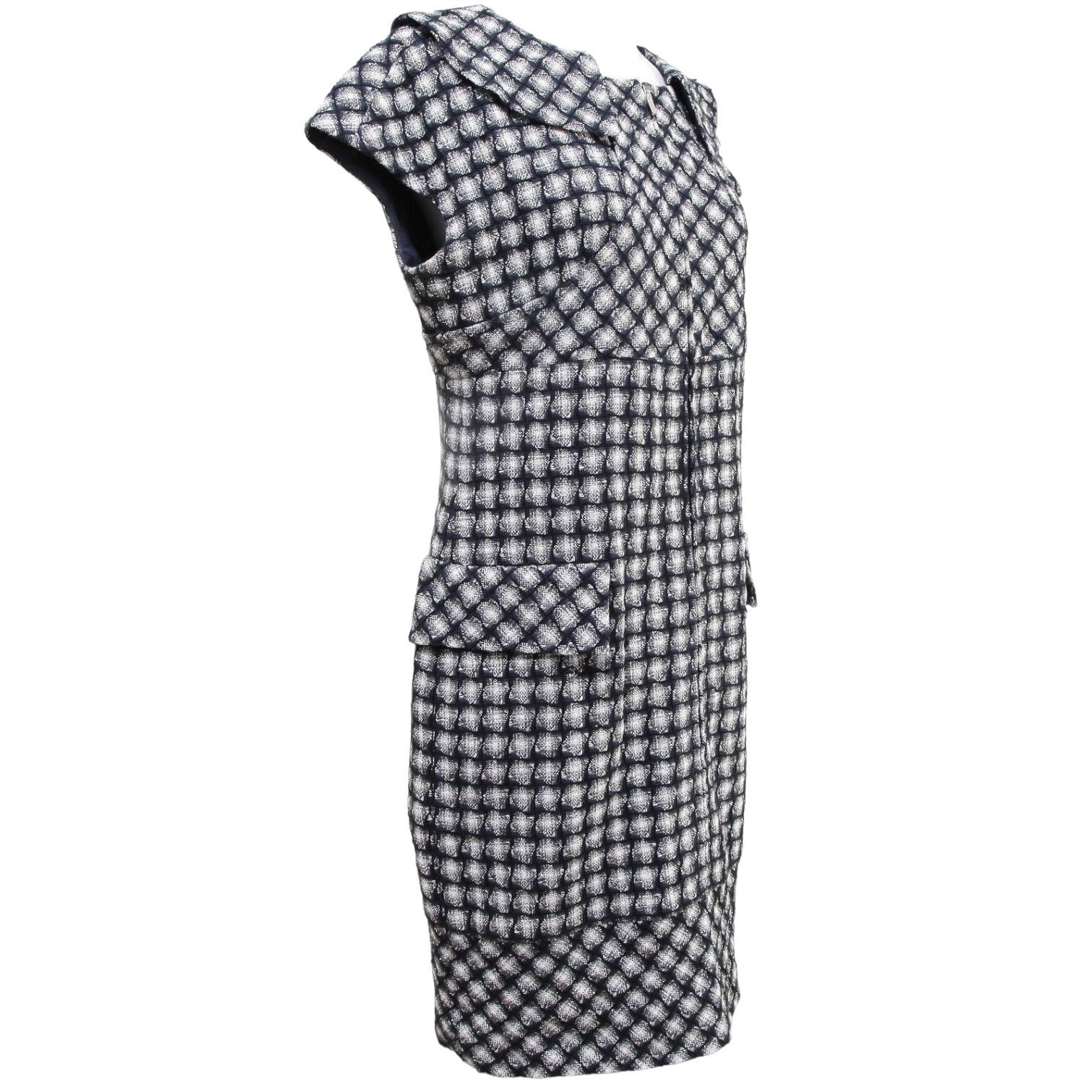 GUARANTEED AUTHENTIC TERRIFIC CHANEL TWEED PRINT SHIFT DRESS

 

Design:
- Versatile cap sleeve tweed knit dress in rich shades navy, black, white and grey.
- Beautiful print throughout.
- Peter pan style collar with full front zipper closure
- Dual