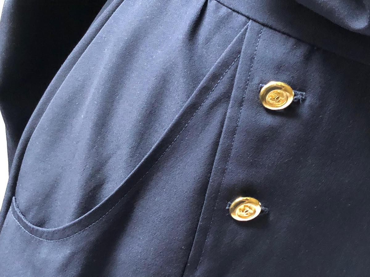 CHANEL Robe vintage à double boutonnage avec logos CC classique en vente 3