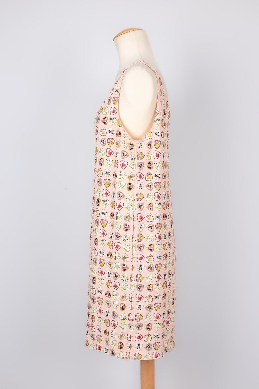 Chanel - (Made in France) Mit Herzen bedrucktes Kleid auf rosa Hintergrund. Angegebene Größe 44FR. Collection'S 2006.

Zusätzliche Informationen:
Zustand: Sehr guter Zustand
Abmessungen: Brustkorb: 50 cm - Länge: 90 cm

Sellers Referenz: VR35