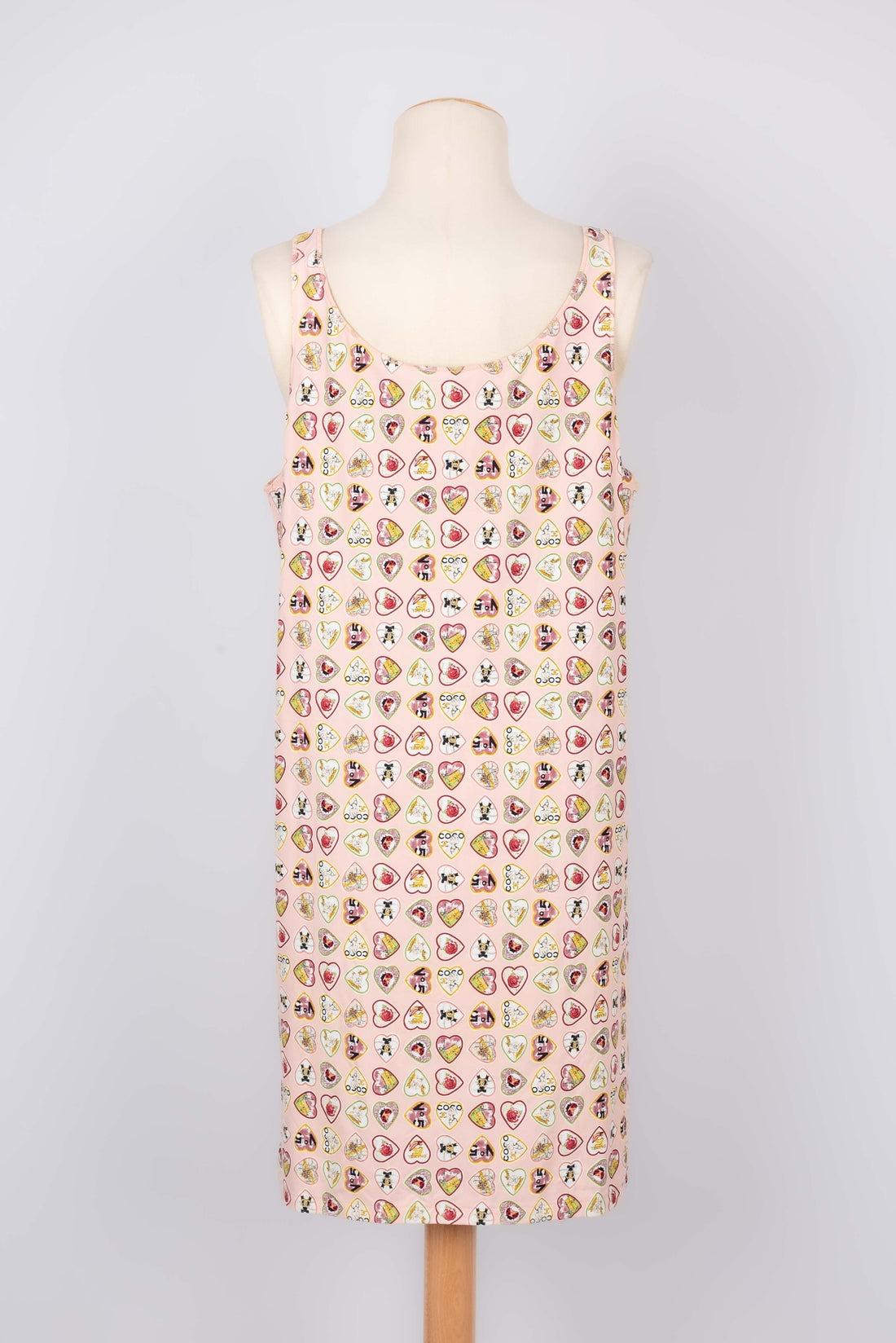 Chanel Dress with Hearts on Pink Background, 2006 In Excellent Condition For Sale In SAINT-OUEN-SUR-SEINE, FR