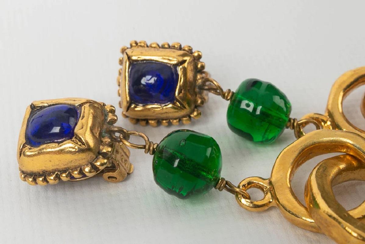 Chanel Drop Earrings in Gilded Metal and Glass Paste In Excellent Condition In SAINT-OUEN-SUR-SEINE, FR