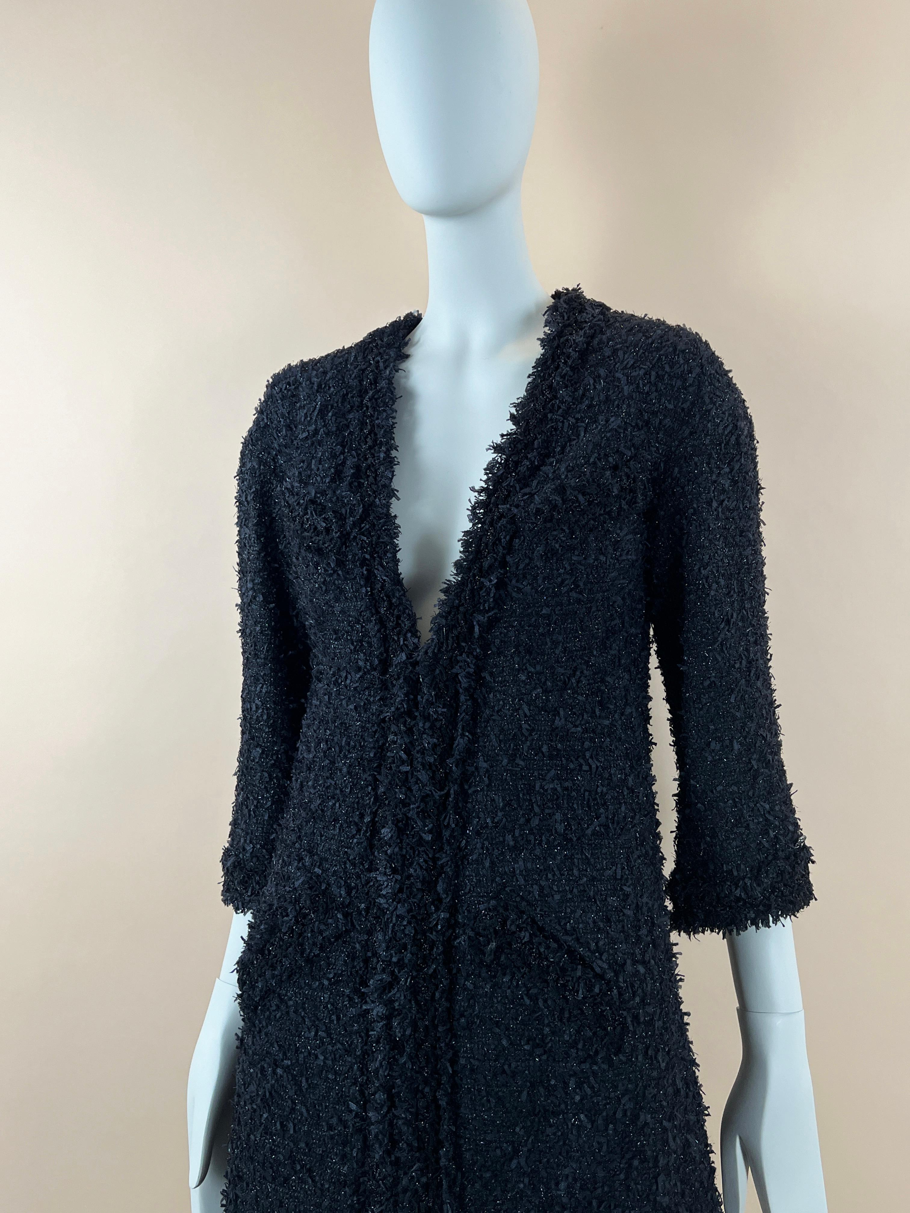 Fabulous Chanel black tweed jacket / coat made of precious tweed de Atelier Lesage.
From Paris / DUBAI 2015 Cruise Collection by Mr Karl Lagerfeld. Retail price over 8,800€
The jacket has intricate electric shimmer,
signature fringe edging
CC logo