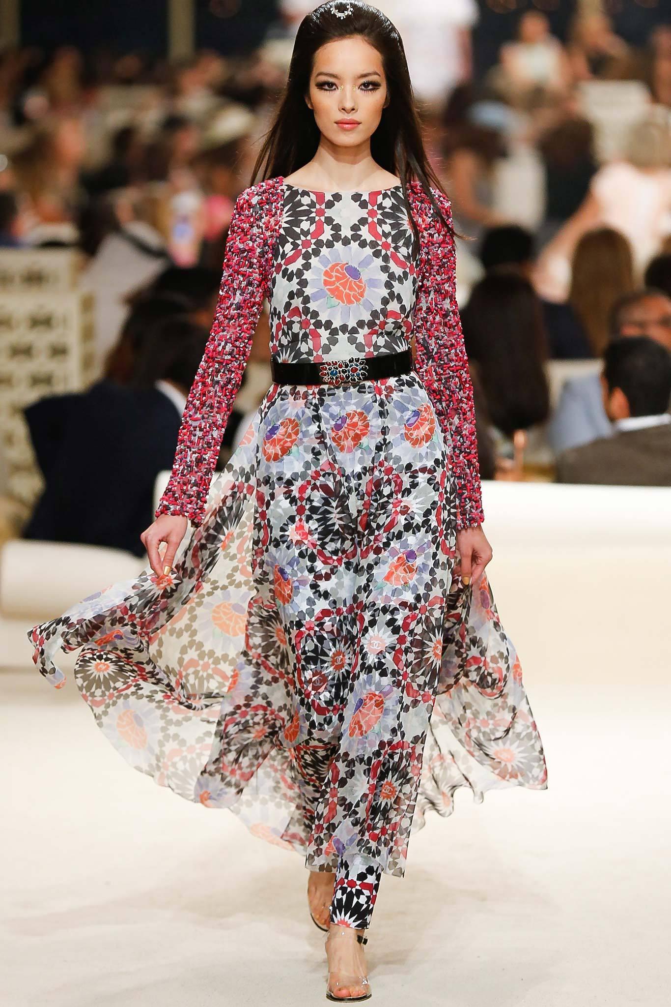 Atemberaubende Chanel entspannt Anzug (Leggings / Hose und oben) aus Paris / DUBAI Collection, 2015 Cruise, 15C
- Mosaik und CC-Logo-Muster
Größenbezeichnung 36 FR. Nie getragen Bitte beachten Sie, dass das Label/Größenangabe auf dem Oberteil