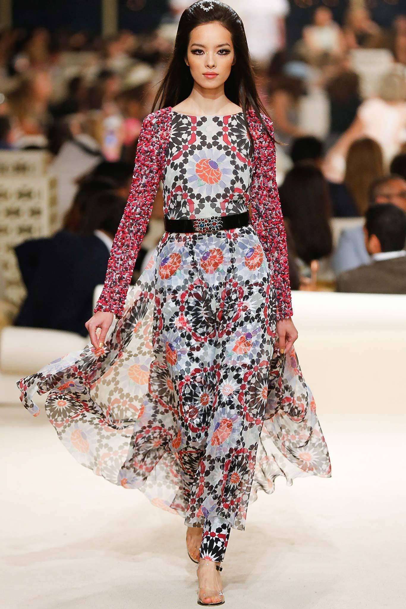 Stunning Chanel relaxed suit (legging/pants and top) from Paris / DUBAI Collection, 2015 Cruise, 15C
- mosaic and CC logo pattern
Size mark 36 FR. Never worn. Please note, label/size mark on the top is detached (was 36 FR)