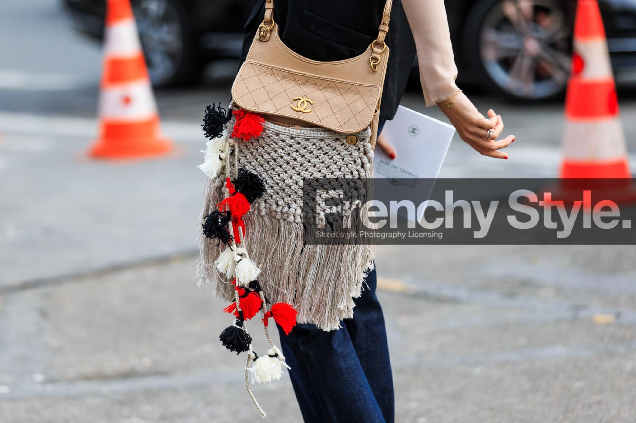 Chanel Dubai Resort Runway Limited Edition Fringe Crochet Pom Pom Bag

collection 2015 de croisières à Dubaï 
Veau noir irisé
Quincaillerie en or antique
Bracelet en chaîne orné de médaillons 
Pom poms en rouge, blanc et noir 
Fermeture