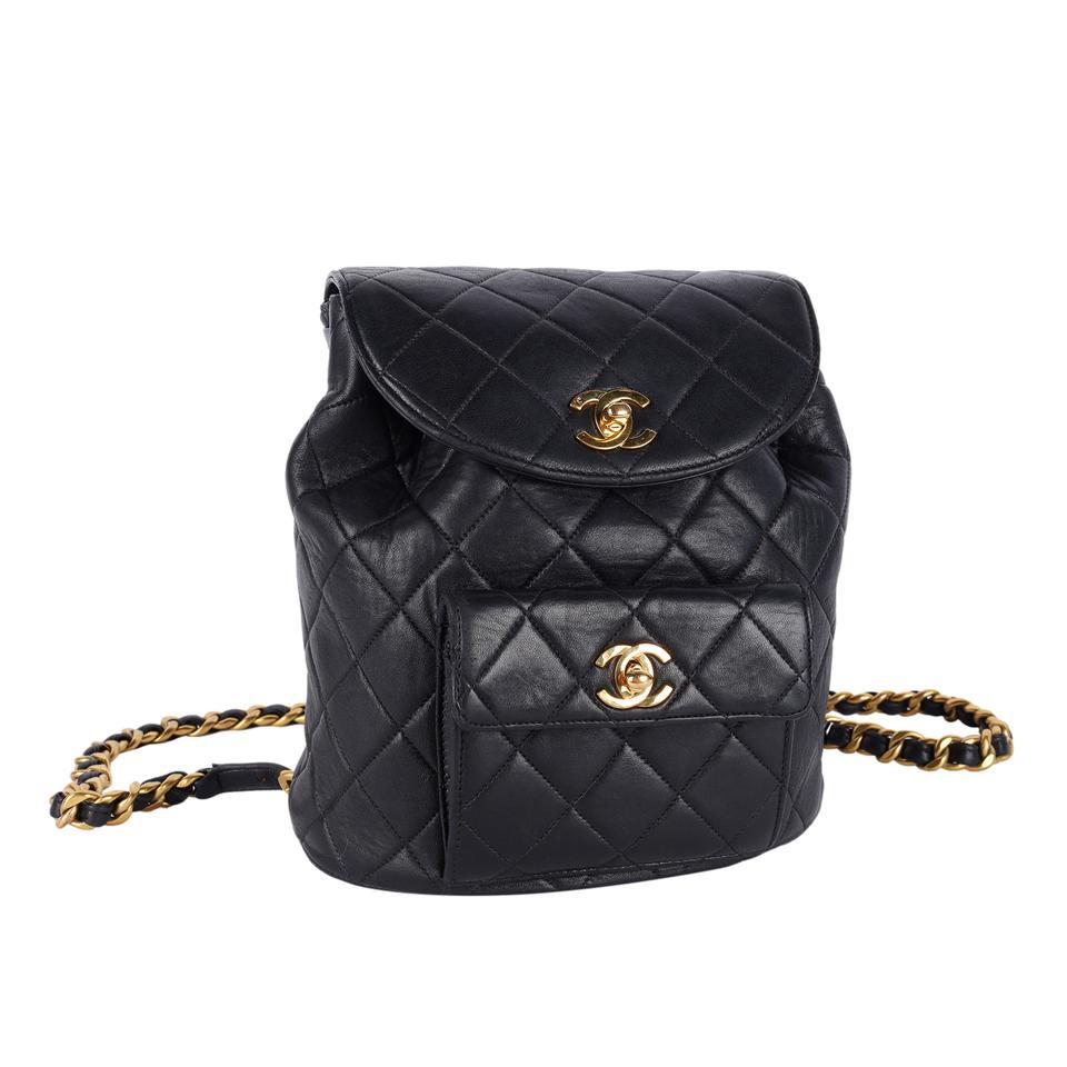Authentique sac à dos en cuir d'agneau noir Duma de Chanel. Il est doté d'une pochette à fermeture à glissière sur le devant et de sangles réglables en chaîne et en cuir, d'une fermeture à rabat sur le devant avec cordon de serrage en cuir et d'une