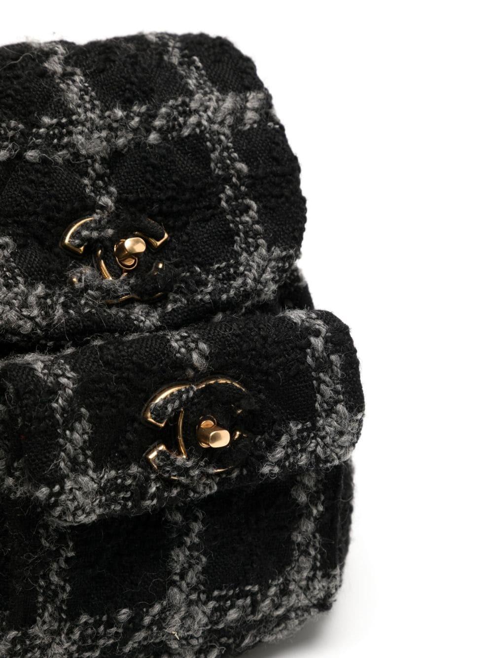 Rewind présente le sac à dos Chanel Duma plébiscité dans un tweed noir et gris très confortable. Nommé d'après Alexandre Dumas, l'un des auteurs préférés de Coco Chanel, ce sac à dos Duma reprend deux thèmes emblématiques de la maison : le cadenas