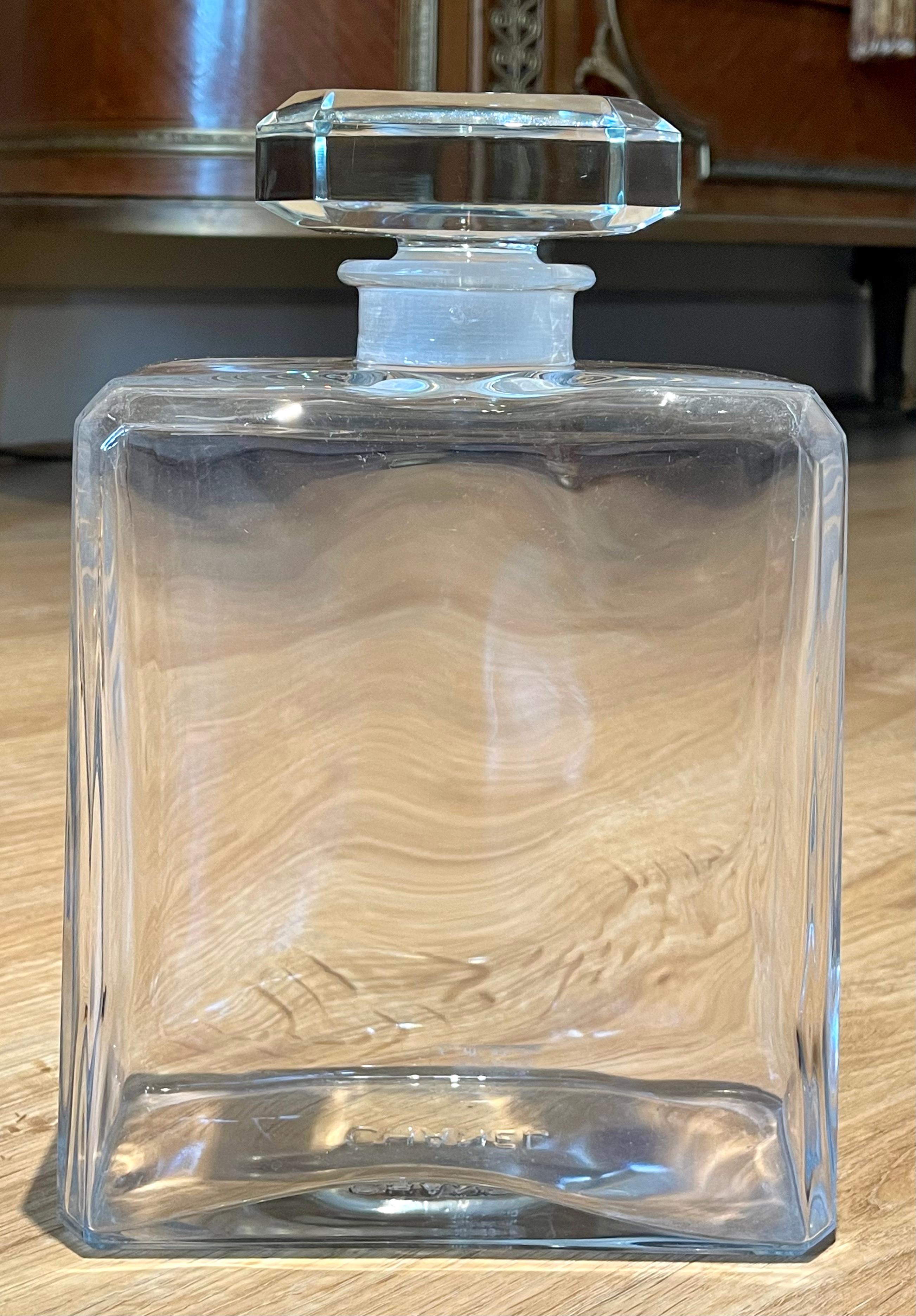 Chanel number 5 perfume dummy in empty glass but in perfect condition.

Dimensions
Total height 27cm
Bottle height 20cm
Width 18cm
Depth 8cm
