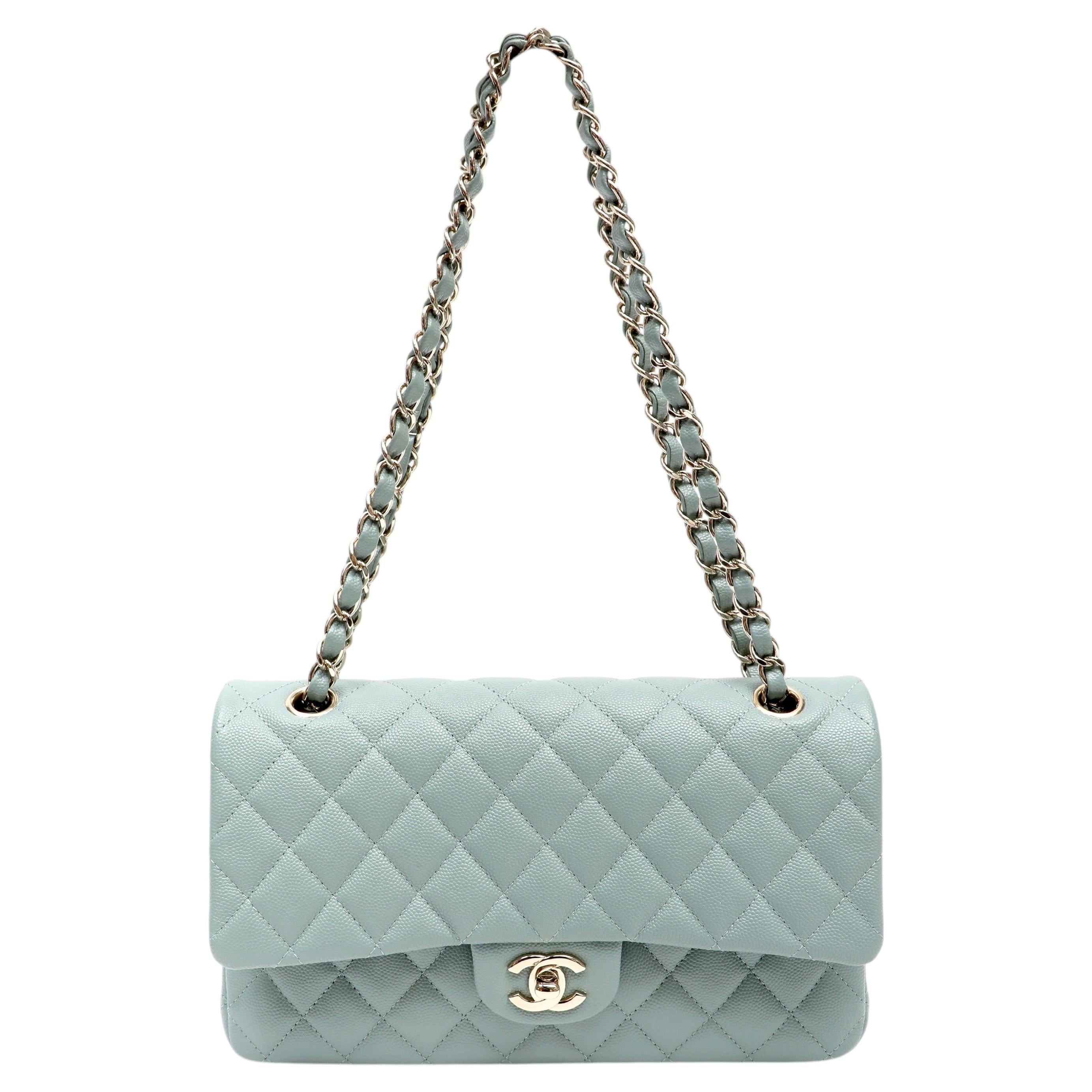 Chanel - Sac à double rabat en cuir d'agneau matelassé bleu clair, orné de ferrures en or champagne