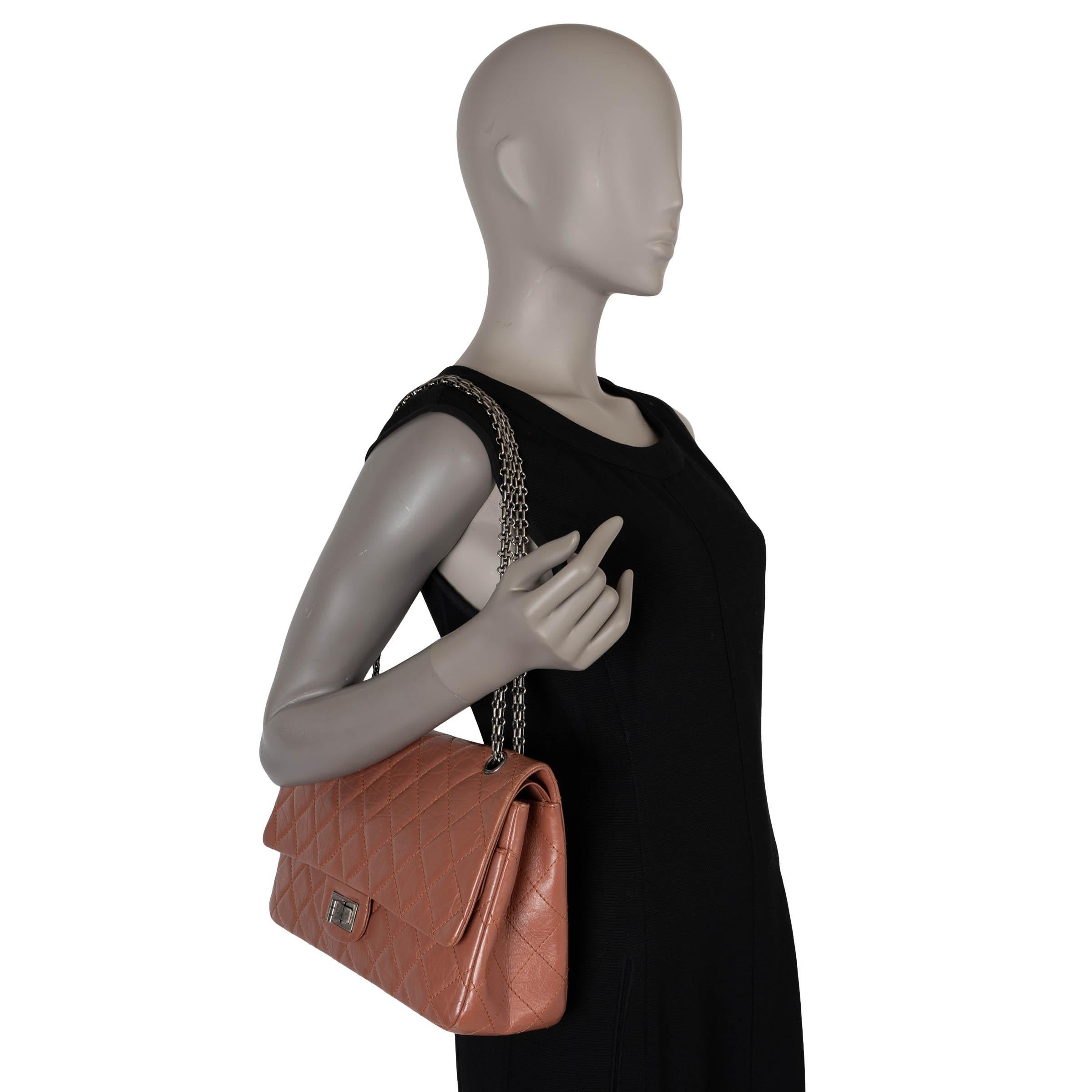 CHANEL dusty pink Aged calfskin leather 2.55 REISSUE MAXI FLAP Shoulder Bag For Sale 6