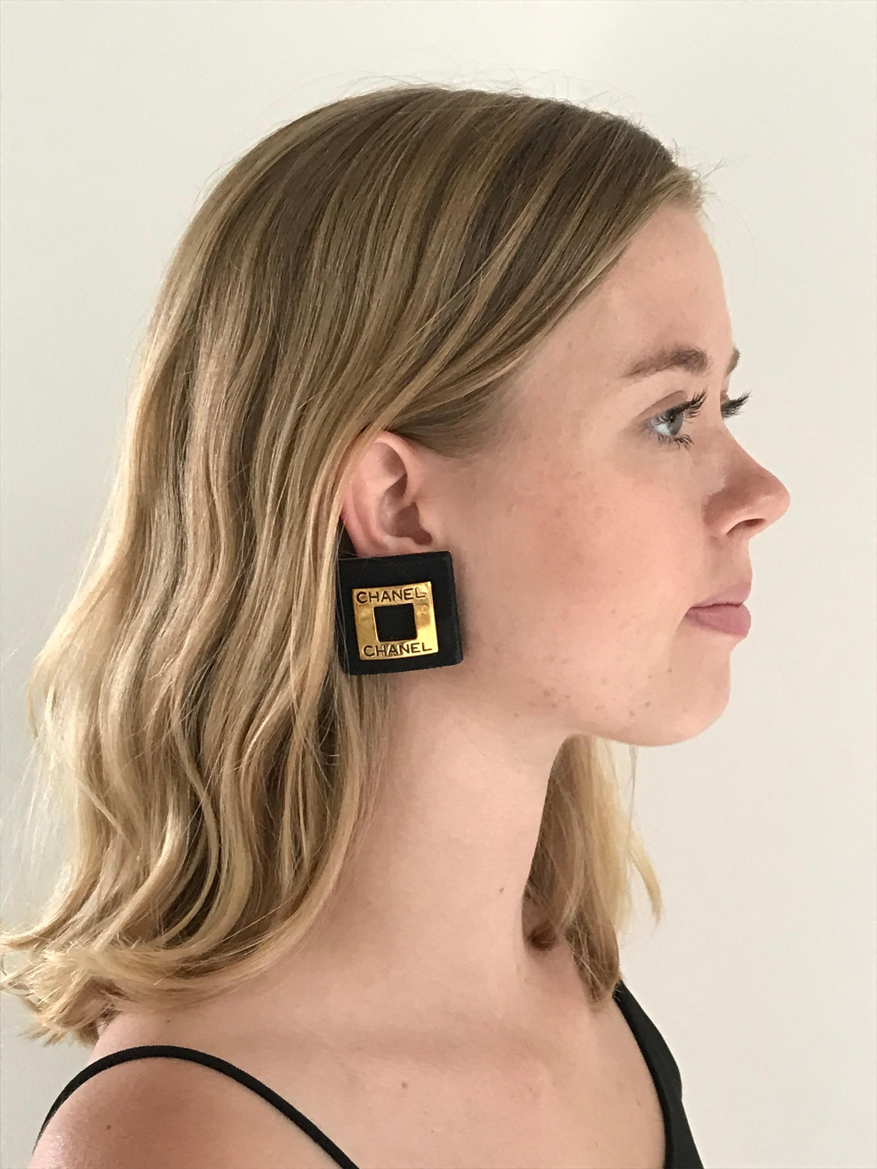 Square ear clip in black suede with the gold-plated square with the word CHANEL on top, designed by Victoire de Castellane 2CC9 around the beginning of 1990, her last collection for CHANEL.
Dimensions: ear clip 3.5 x 3.5 cm x 0.37 cm. Inner square
