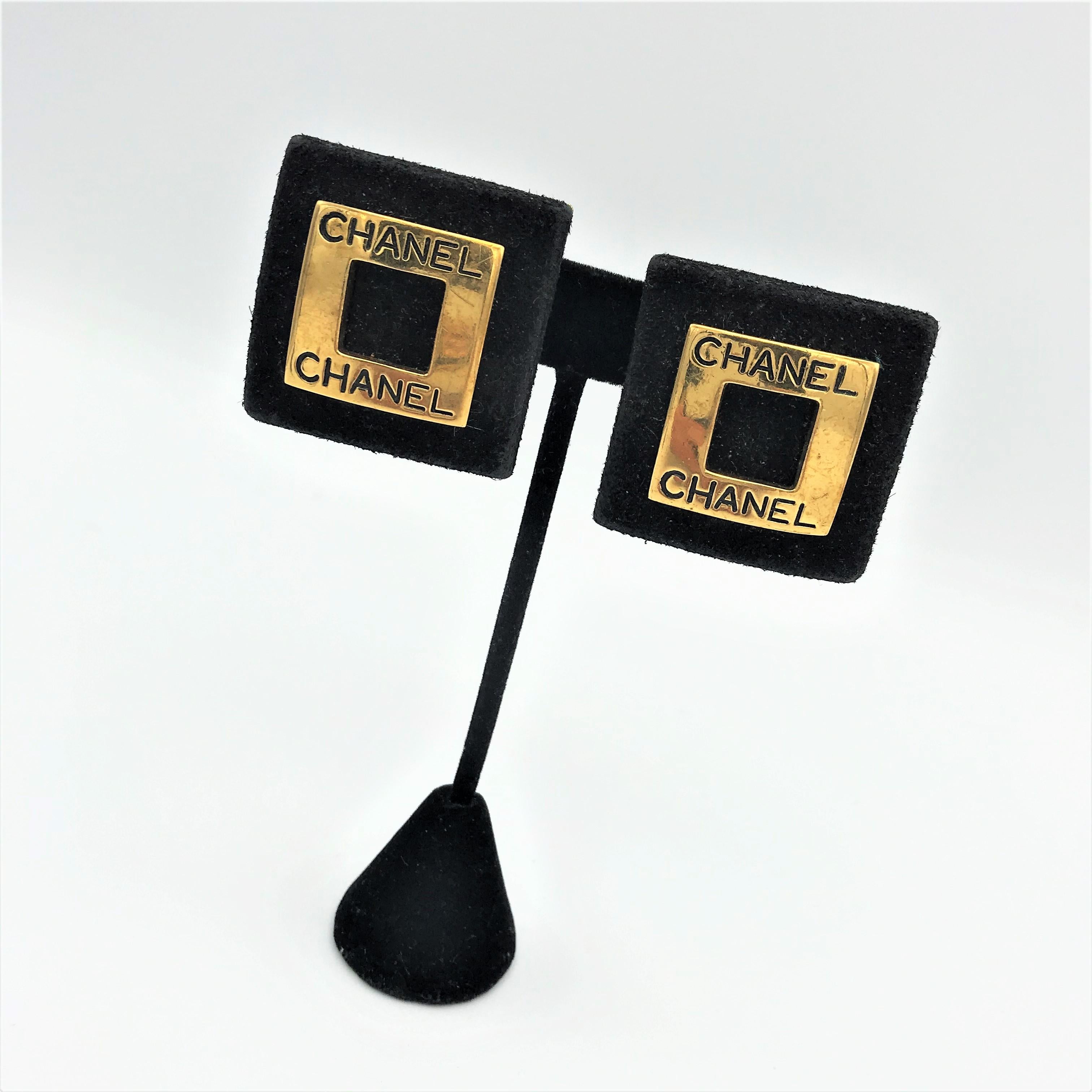 Chanel clip on earring, black suede with gold plated quadrat sign. 2CC9 In Good Condition For Sale In Stuttgart, DE
