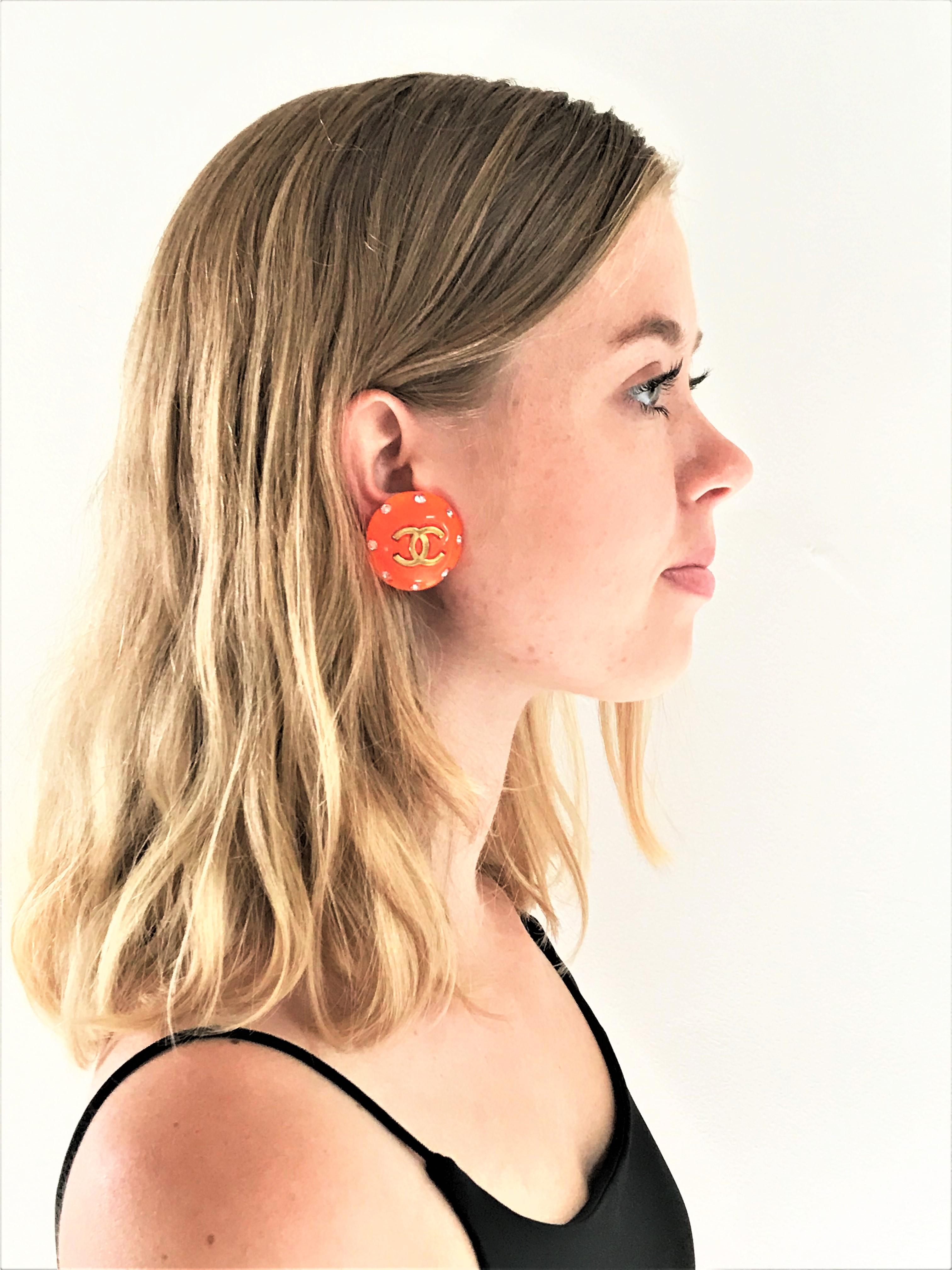 A nice orange summer ear clip by Chanel, signed 95 P made of transparent lucite, comfortable to wear low weight.
Measurement: Diameter 3 cm, Height 1 cm 
