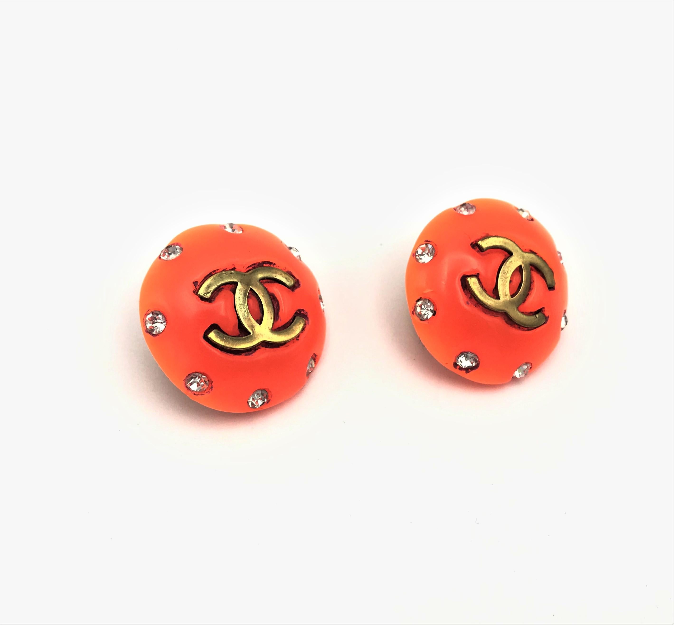 Chanel clip-on ear orange with CC signed 1995 P = Printemps - Spring  In Good Condition For Sale In Stuttgart, DE