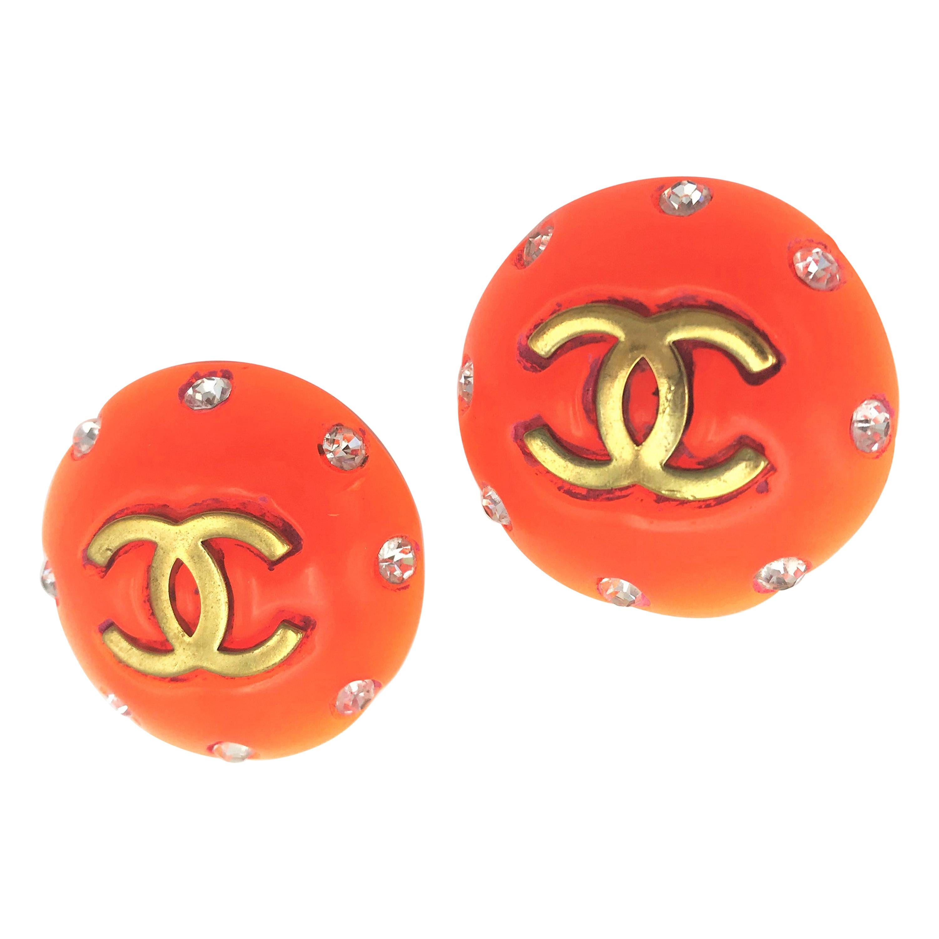 Chanel clip-on ear orange with CC signed 1995 P = Printemps - Spring 