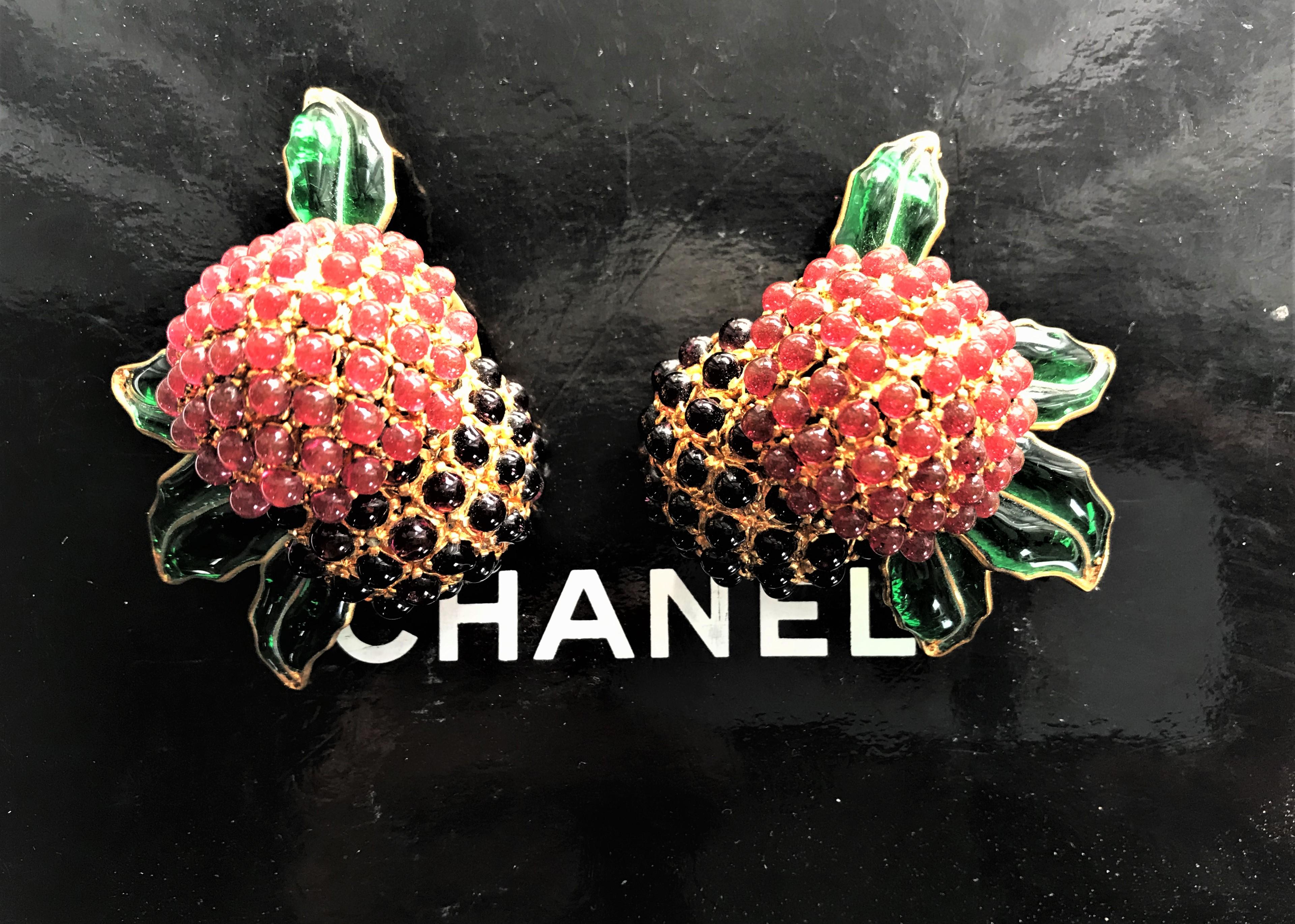 Chanel ear clips in the shape of 2 blackberries Maison Gripoix 1970/80s g. plate 7