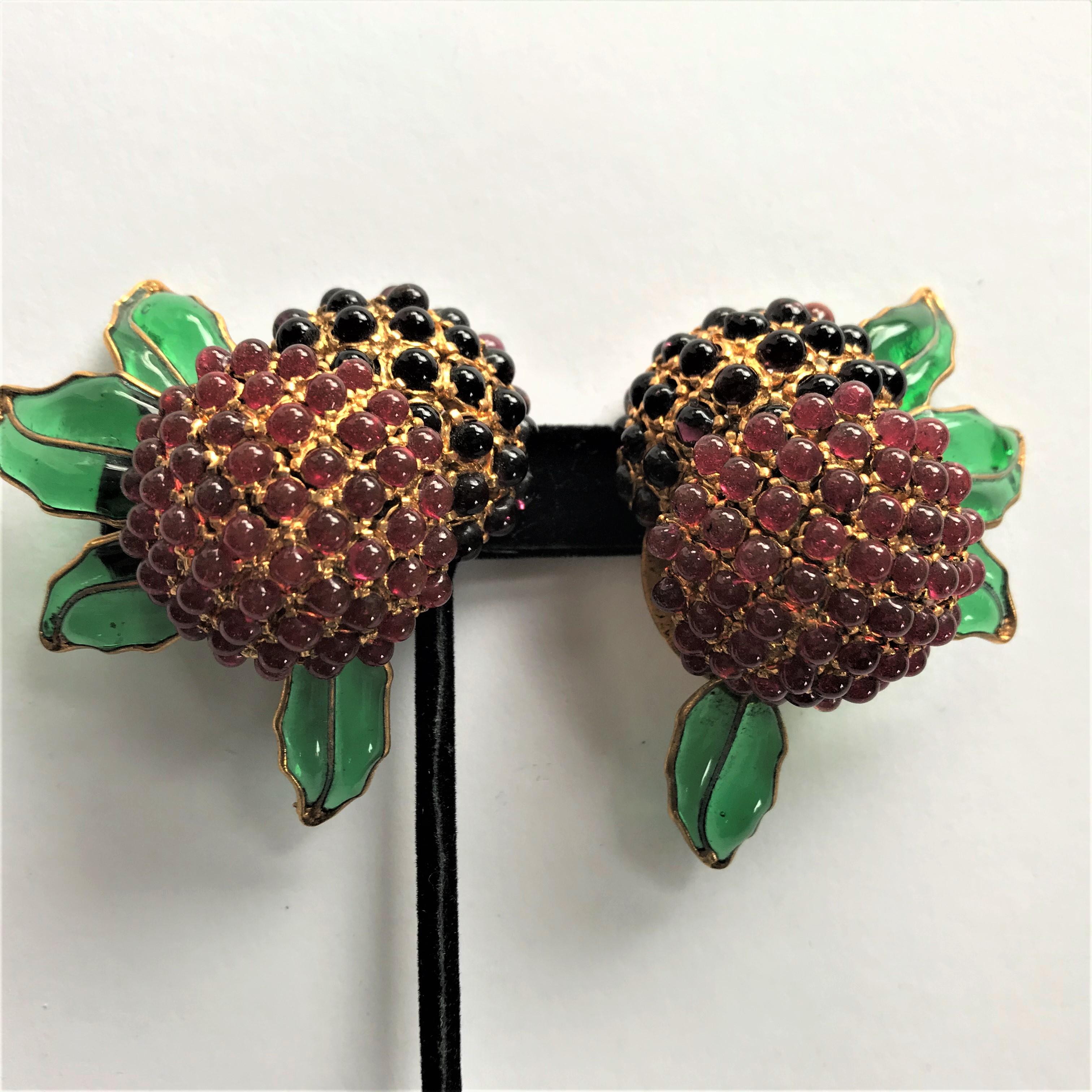 Artisan Chanel ear clips in the shape of 2 blackberries Maison Gripoix 1970/80s g. plate