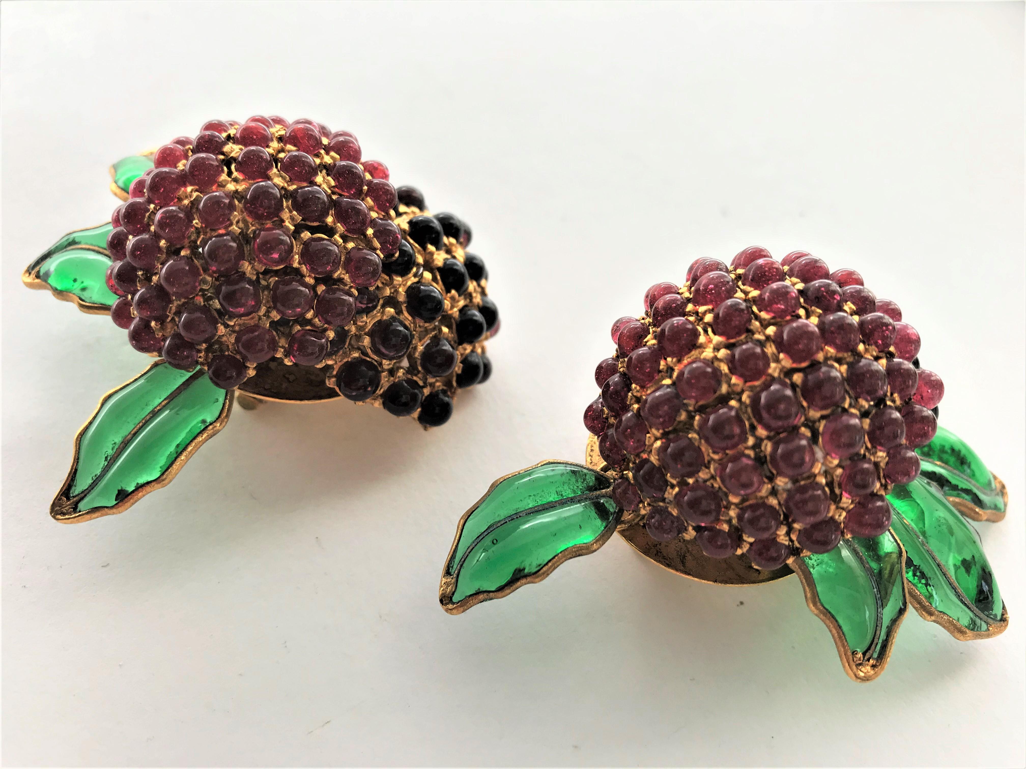Chanel ear clips in the shape of 2 blackberries Maison Gripoix 1970/80s g. plate In Excellent Condition In Stuttgart, DE