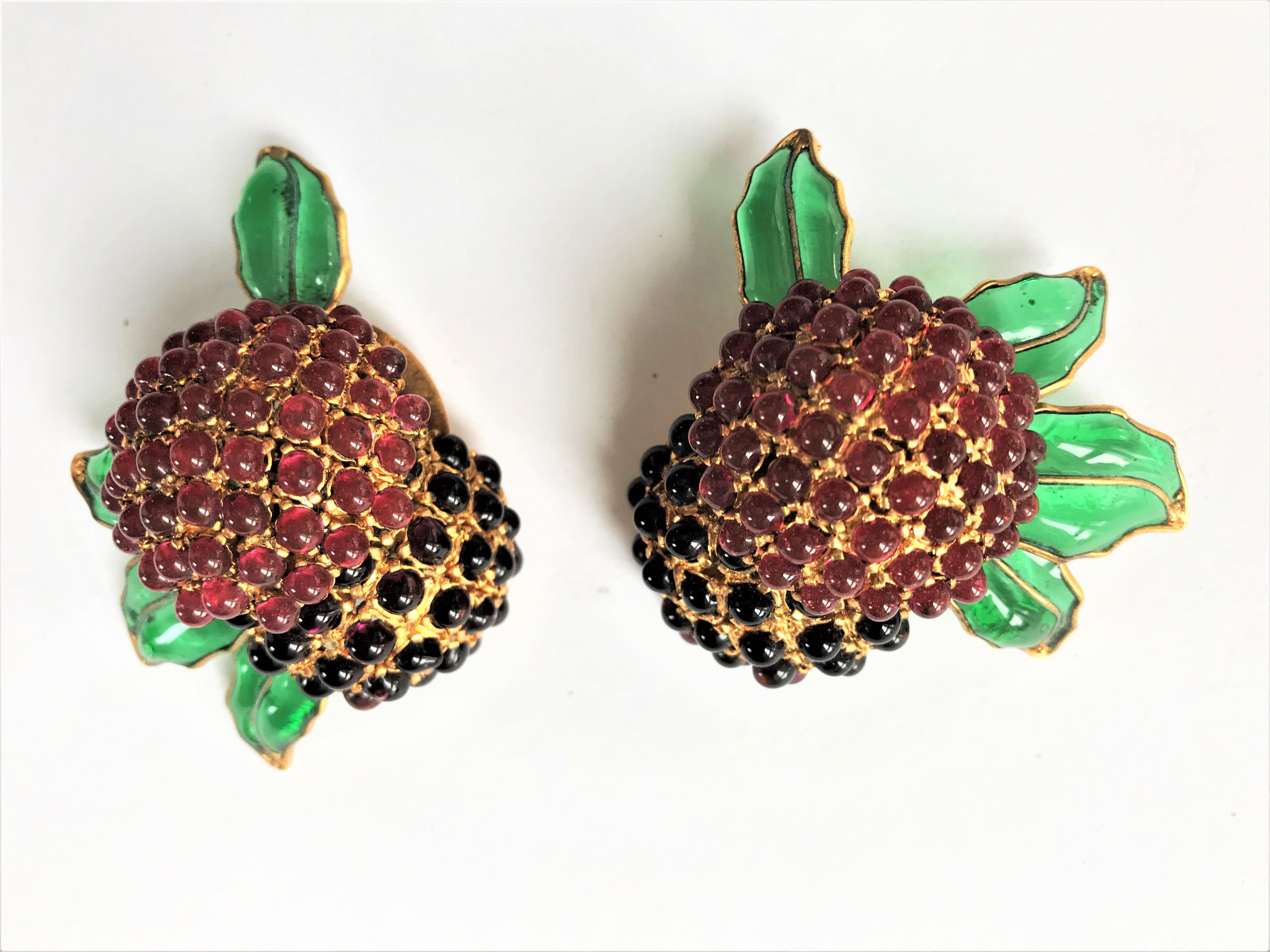 Women's or Men's Chanel ear clips in the shape of 2 blackberries Maison Gripoix 1970/80s g. plate