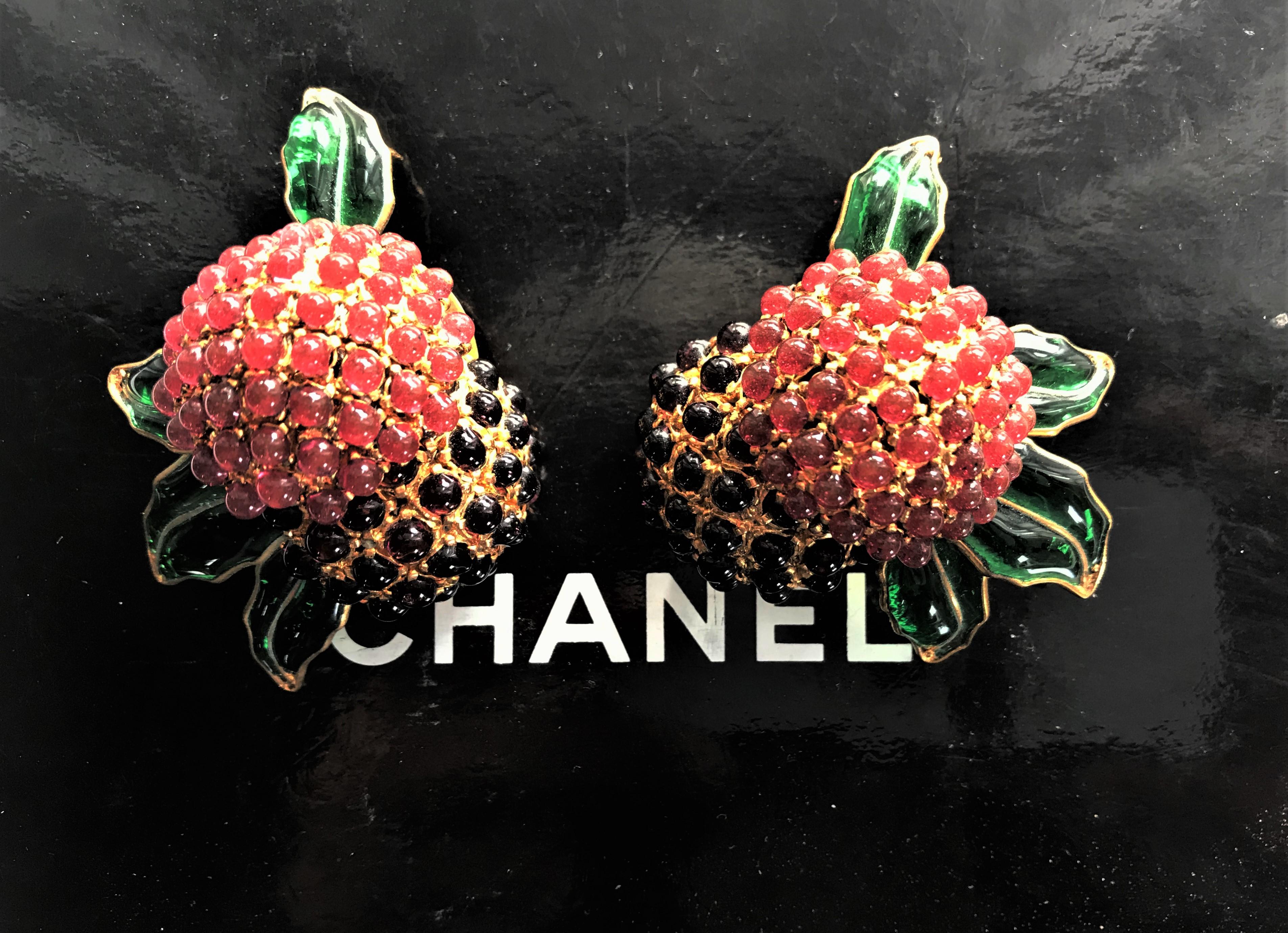 Chanel ear clips in the shape of 2 blackberries Maison Gripoix 1970/80s g. plate 1