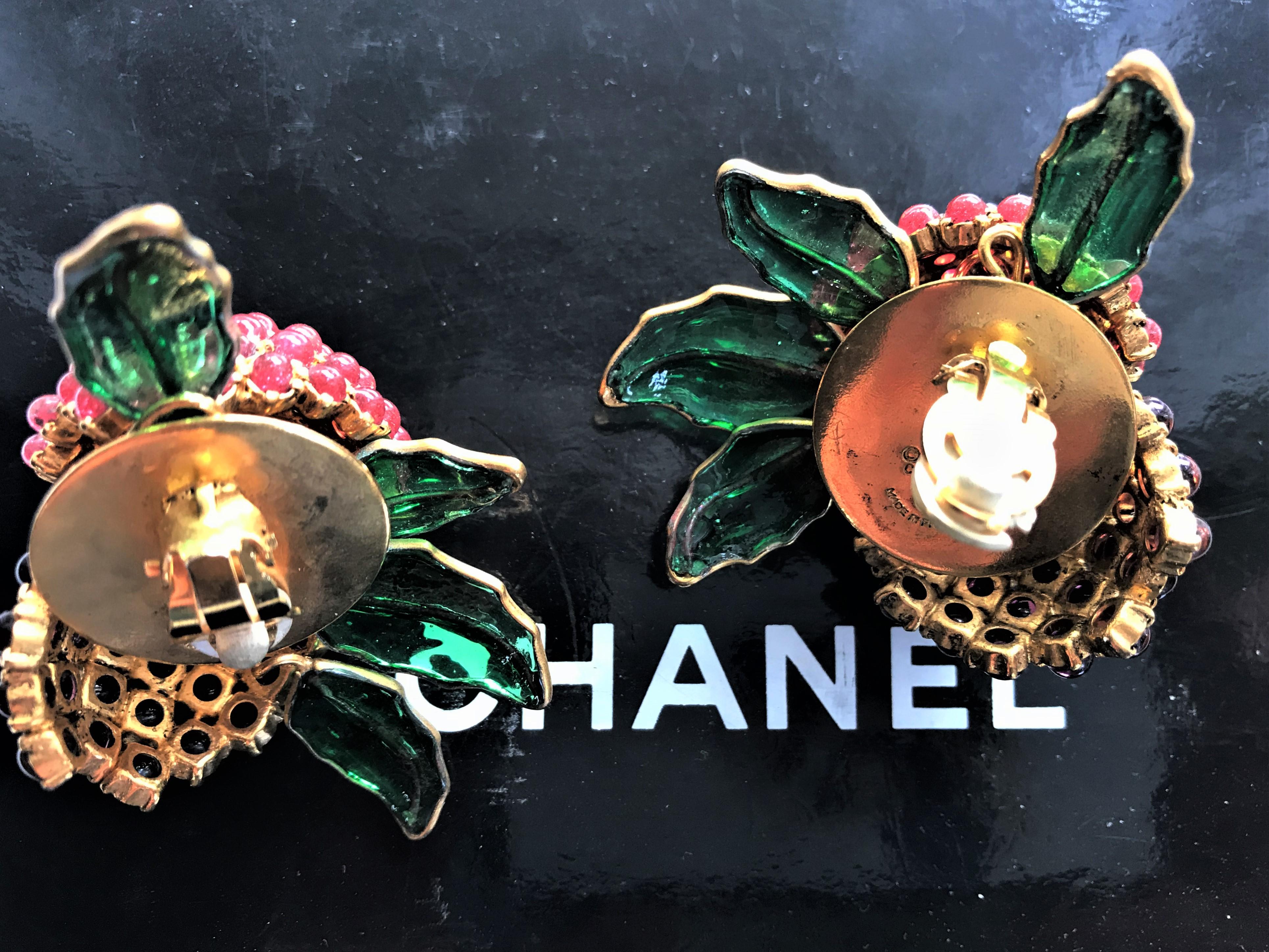 Chanel ear clips in the shape of 2 blackberries Maison Gripoix 1970/80s g. plate 2