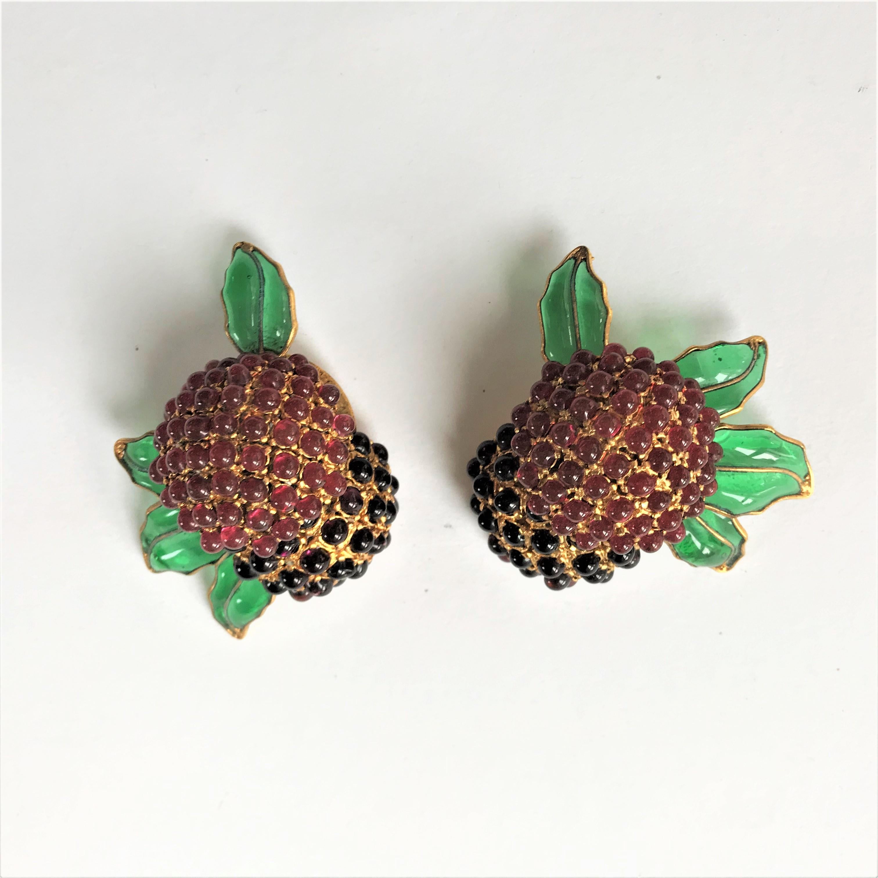Chanel ear clips in the shape of 2 blackberries Maison Gripoix 1970/80s g. plate 3